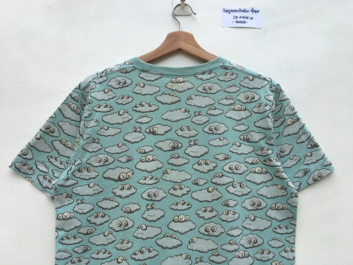 Kaws × Uniqlo Rare Uniqlo UT x Kaws Clouds Tshirt Size US L / EU 52-54 / 3 - 14 Thumbnail