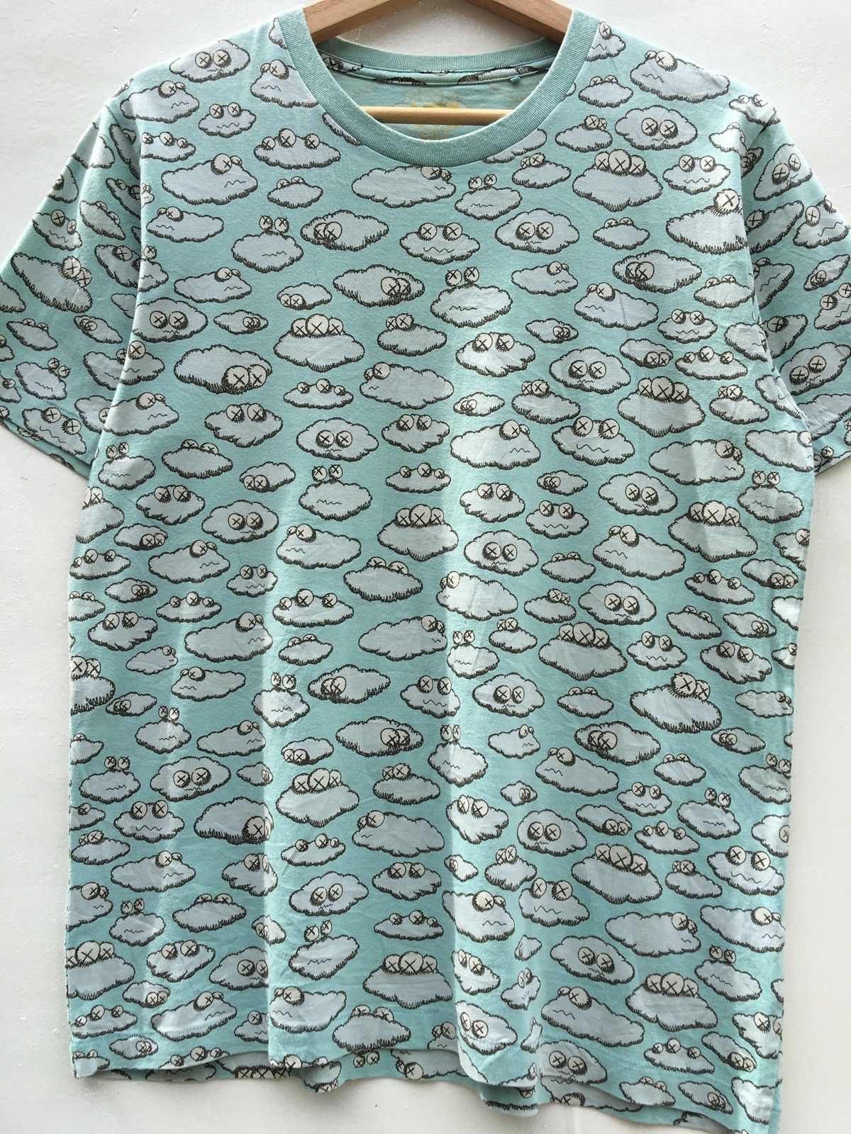 Kaws × Uniqlo Rare Uniqlo UT x Kaws Clouds Tshirt Size US L / EU 52-54 / 3 - 5 Thumbnail