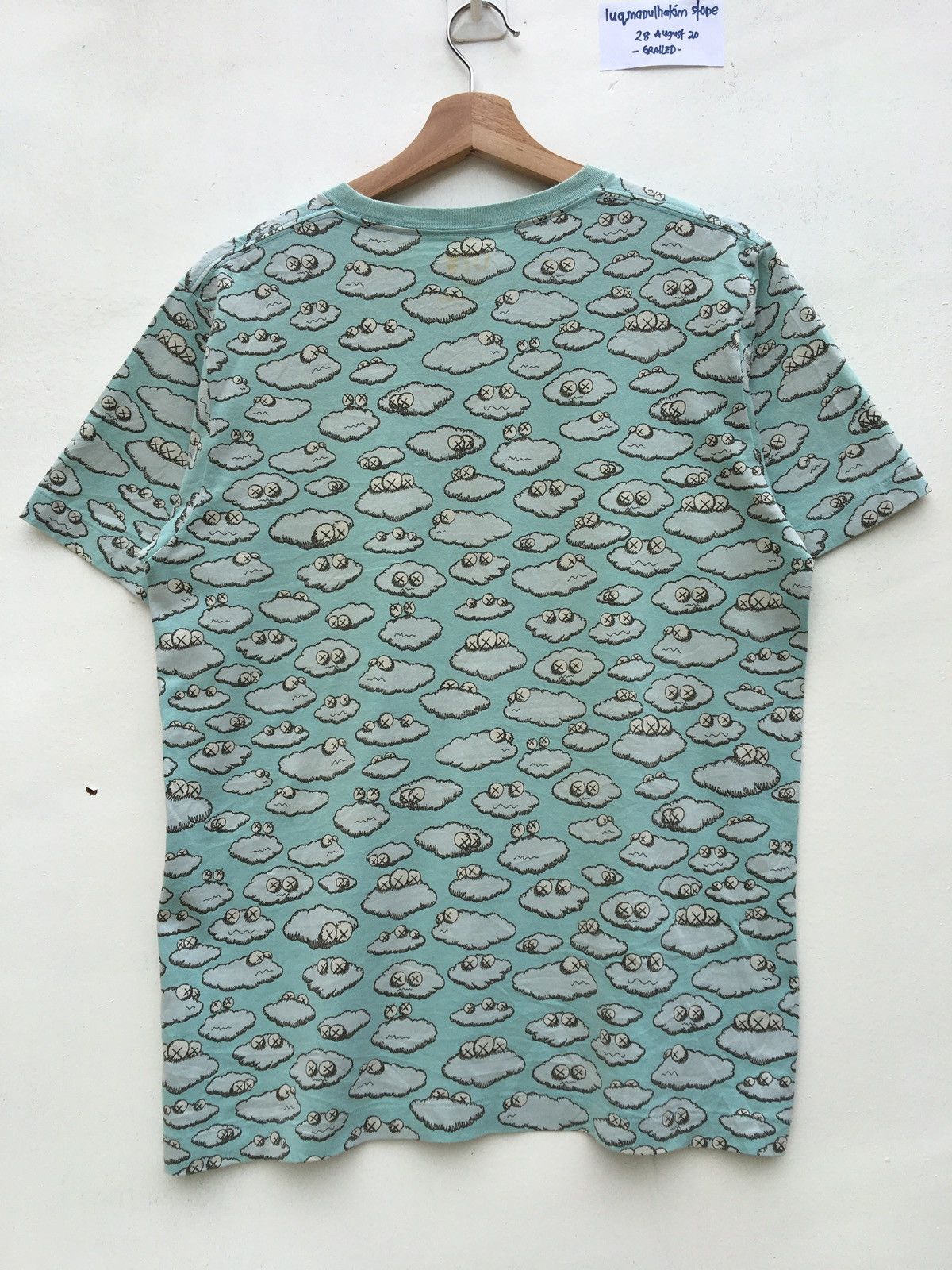 Kaws × Uniqlo Rare Uniqlo UT x Kaws Clouds Tshirt Size US L / EU 52-54 / 3 - 11 Thumbnail