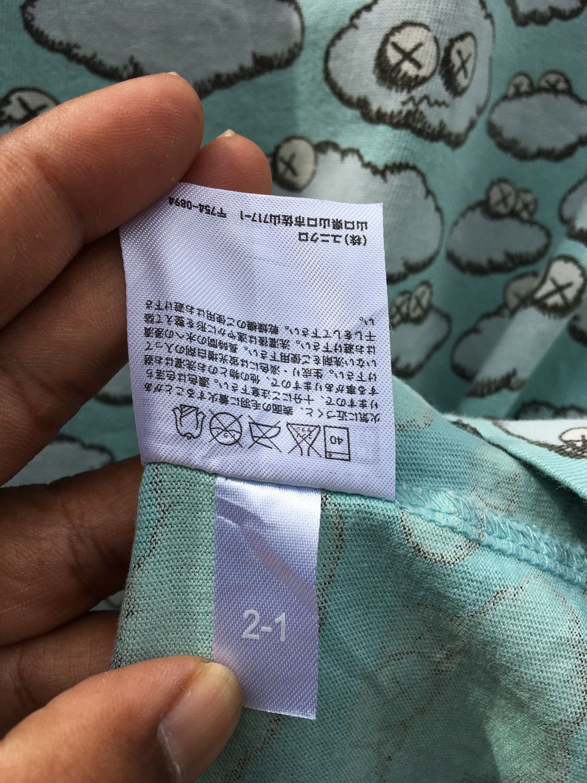 Kaws × Uniqlo Rare Uniqlo UT x Kaws Clouds Tshirt Size US L / EU 52-54 / 3 - 8 Thumbnail
