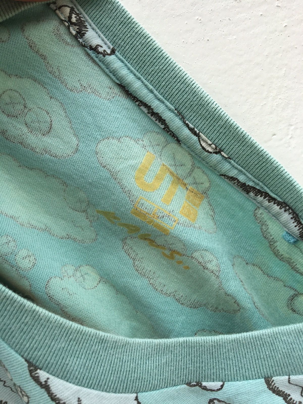 Kaws × Uniqlo Rare Uniqlo UT x Kaws Clouds Tshirt Size US L / EU 52-54 / 3 - 10 Thumbnail