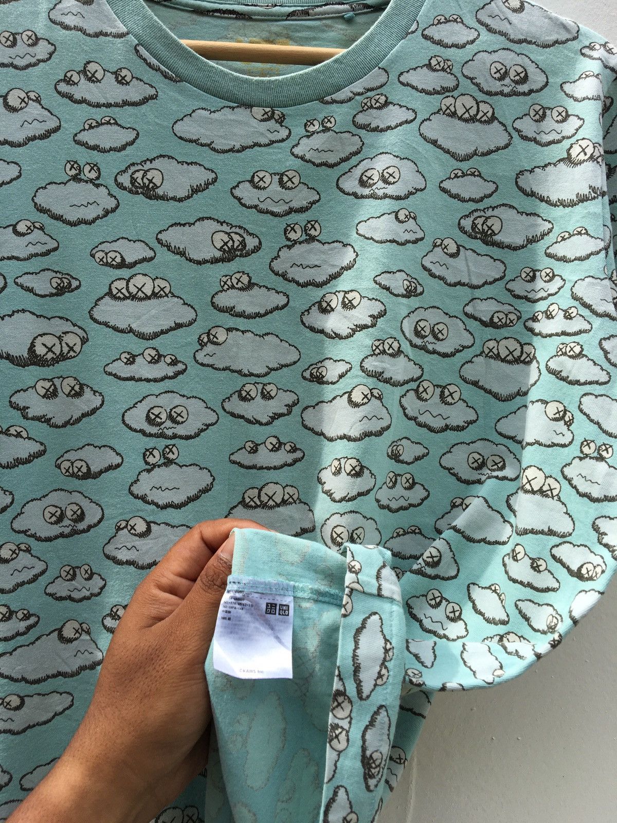 Kaws × Uniqlo Rare Uniqlo UT x Kaws Clouds Tshirt Size US L / EU 52-54 / 3 - 6 Thumbnail