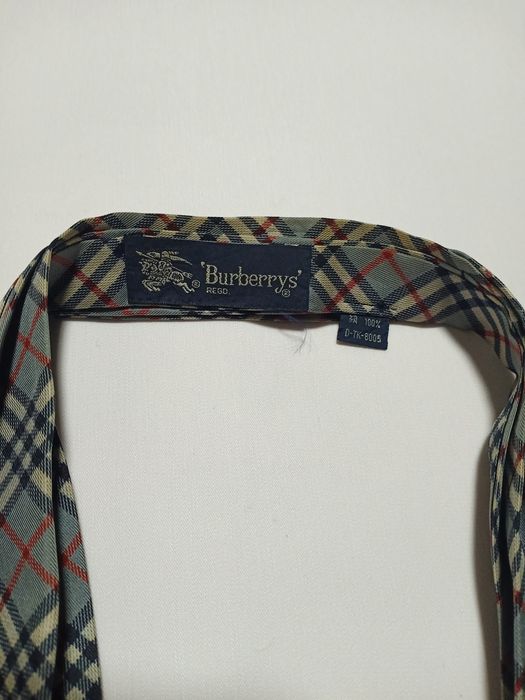 Burberry store ascot tie