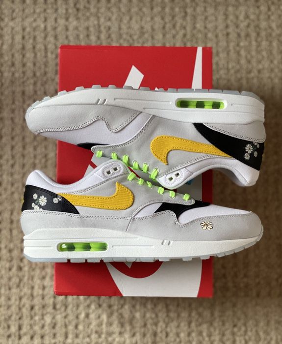 air max 1 daisy on feet