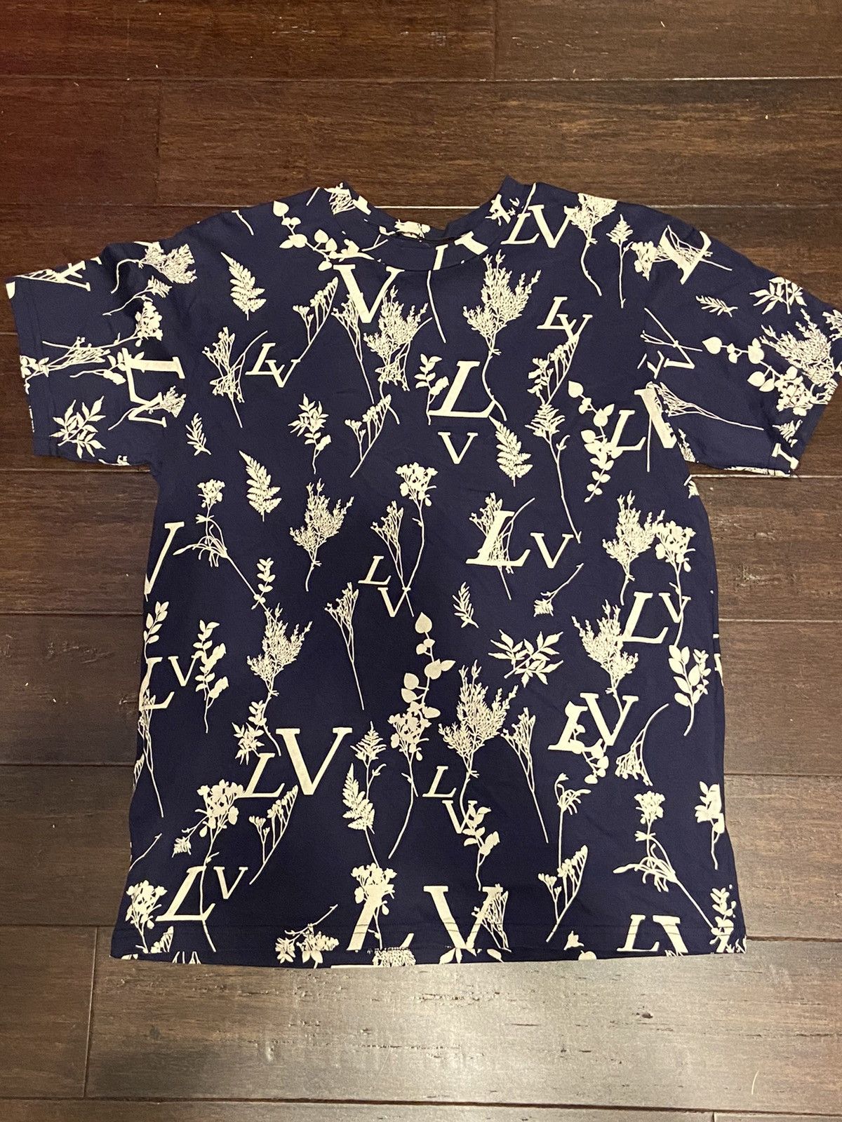 Louis Vuitton Leaf Discharge T-shirt is a M U S T have and now