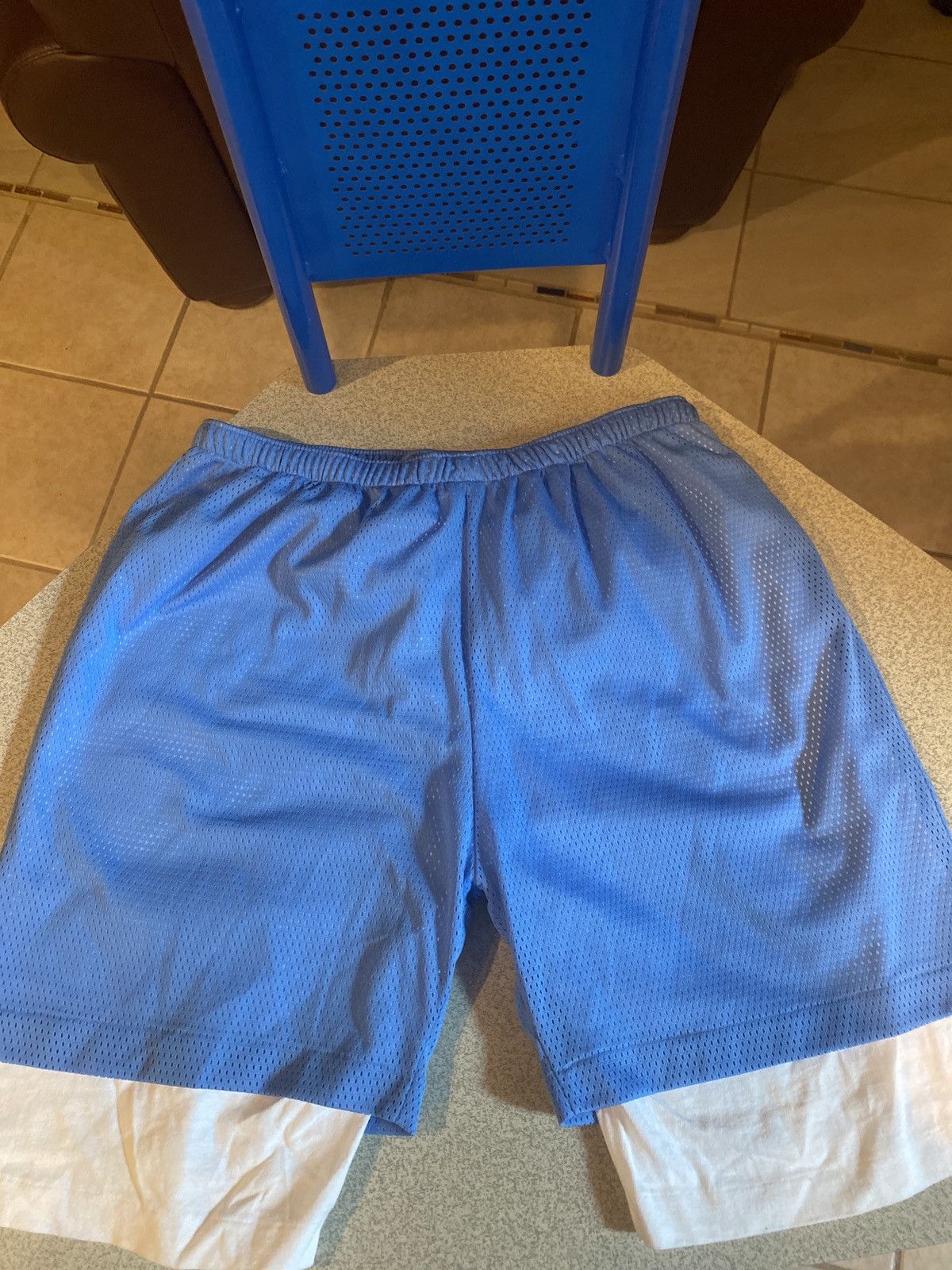 Vintage Vintage UNC Basketball shorts Size US 32 / EU 48 - 2 Thumbnail