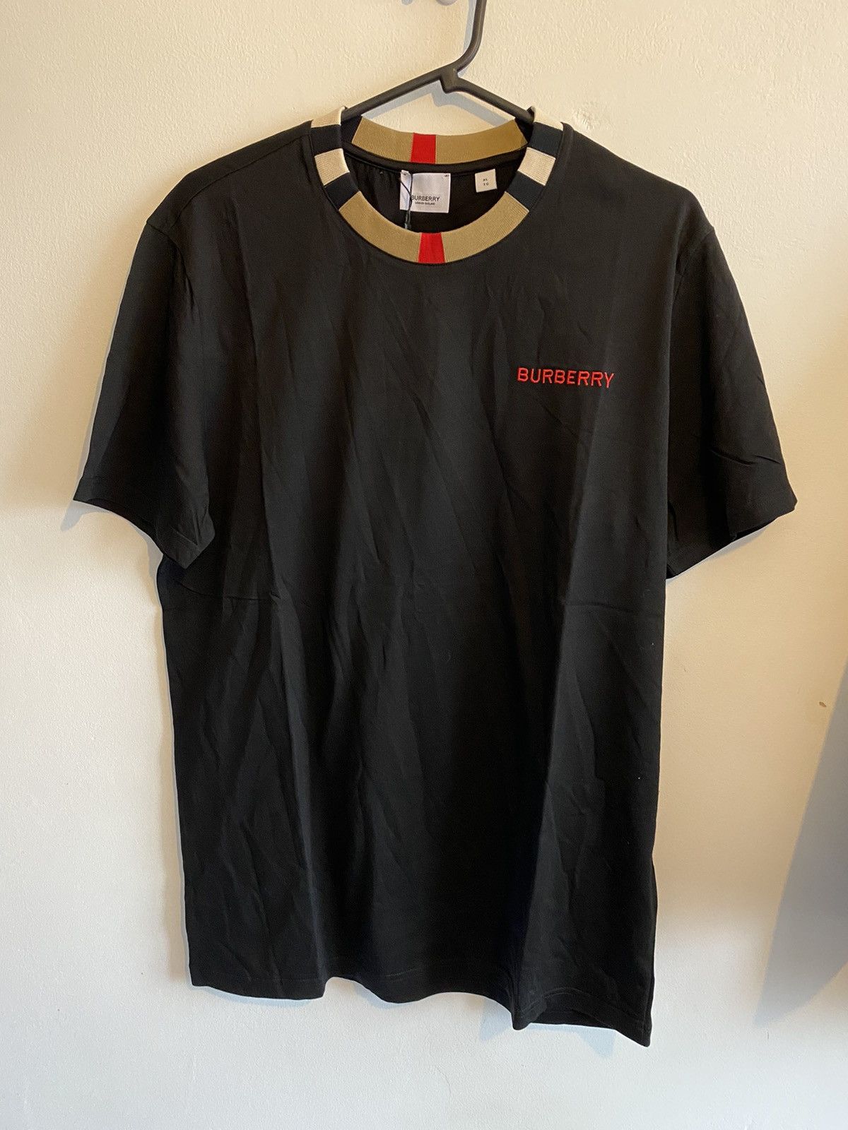 Burberry Burberry black T-shirt with check neck sold out