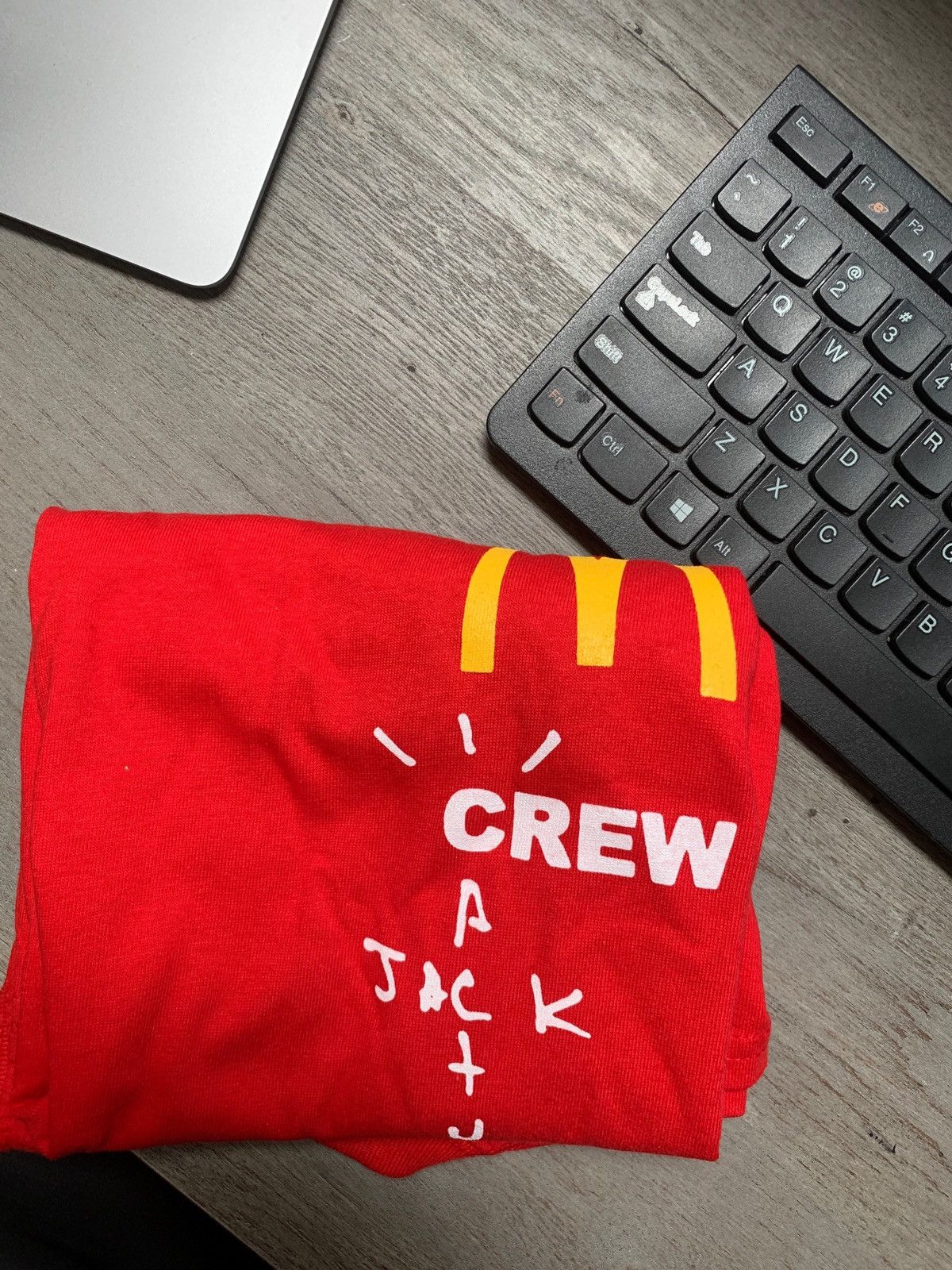 Gildan × Travis Scott Travis Scott McDonald’s Crew Cactus Jack T-Shirt Size US M / EU 48-50 / 2 - 7 Thumbnail