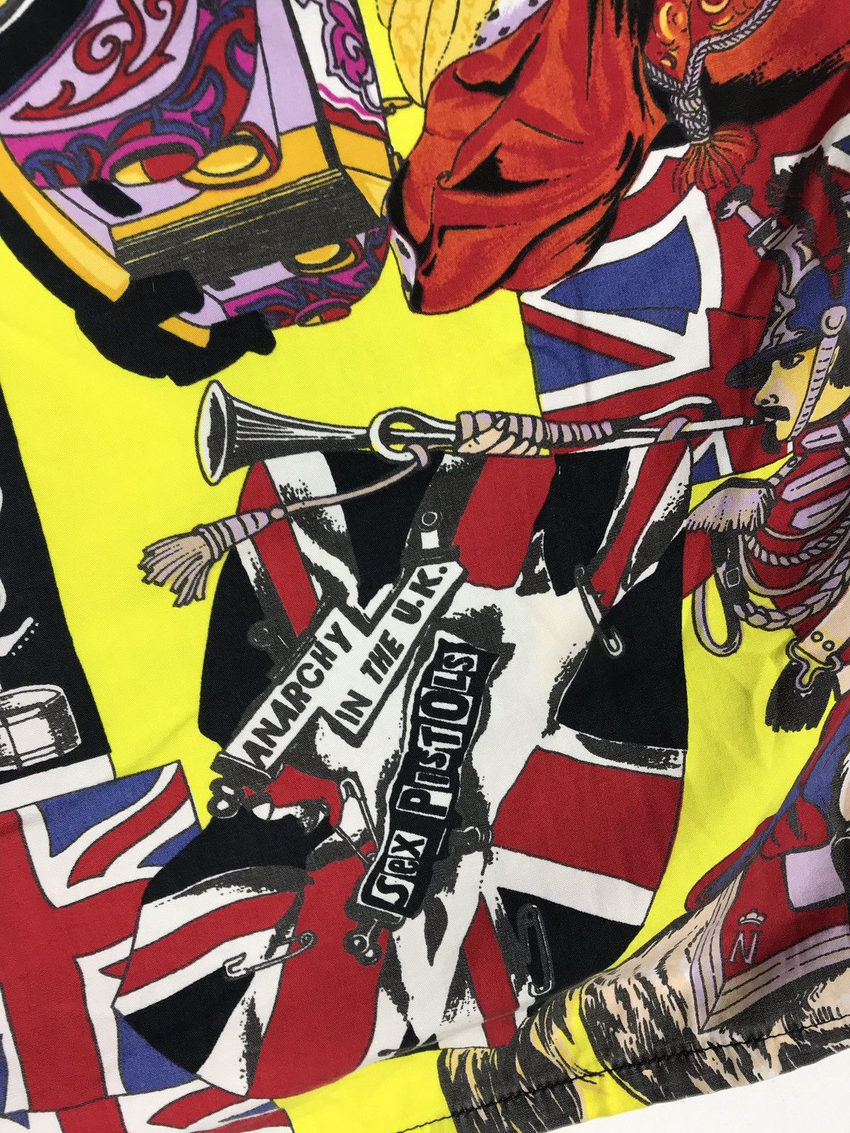 Versace vintage versace x sex pistols x the beatles all over print Size US M / EU 48-50 / 2 - 9 Thumbnail