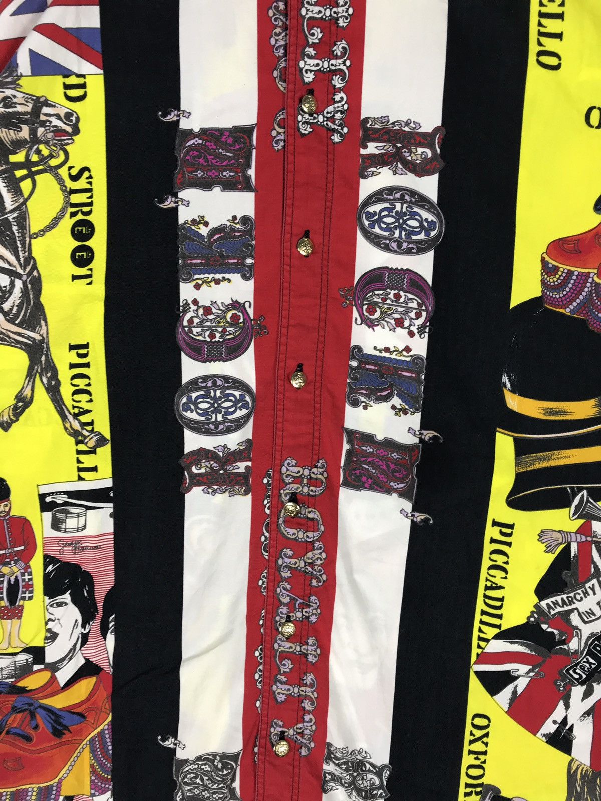 Versace vintage versace x sex pistols x the beatles all over print Size US M / EU 48-50 / 2 - 3 Thumbnail
