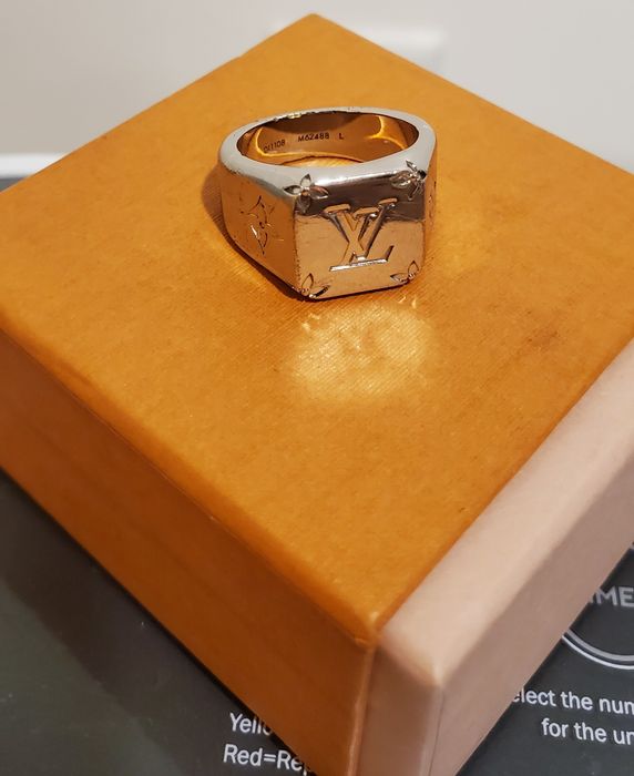 LOUIS VUITTON Signet Ring Monogram Size L Metal Gold M80191 Retail $475  Plus tax