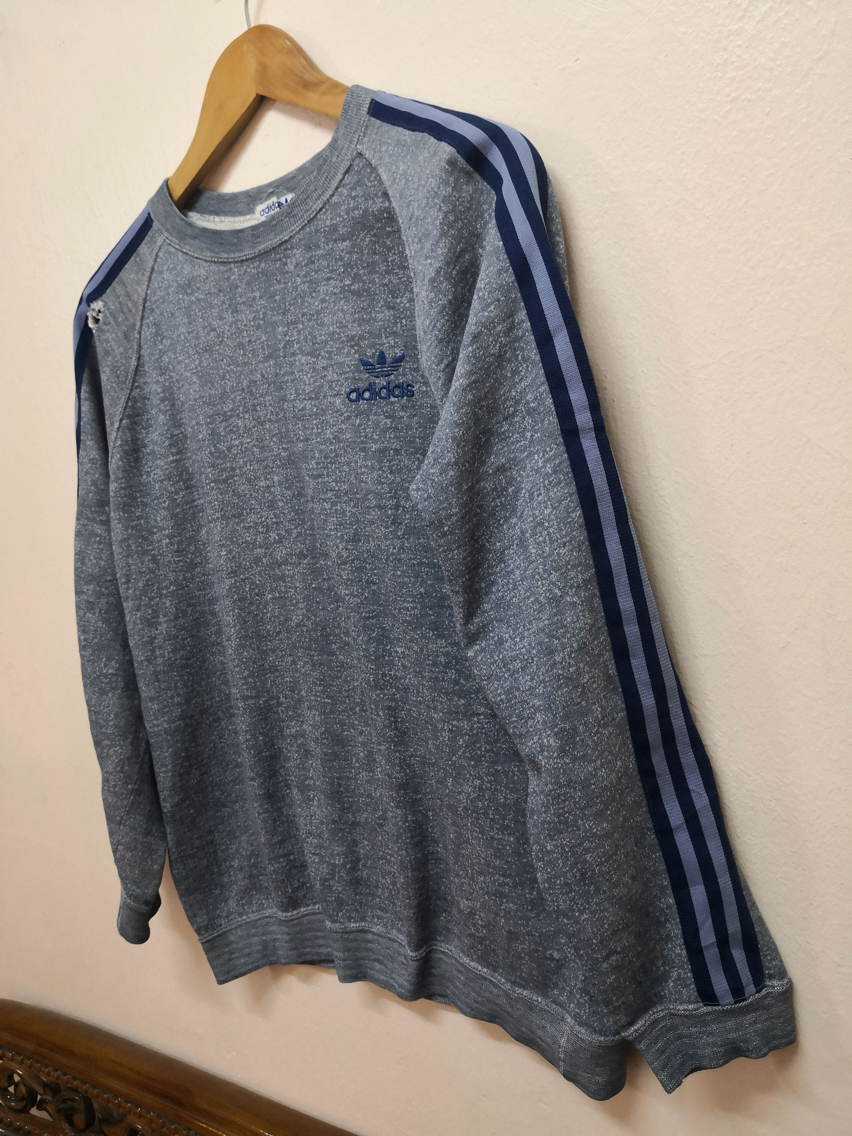 DISTRESSED ADIDAS X VINTAGE X STRIPES X SWEATSHIRT