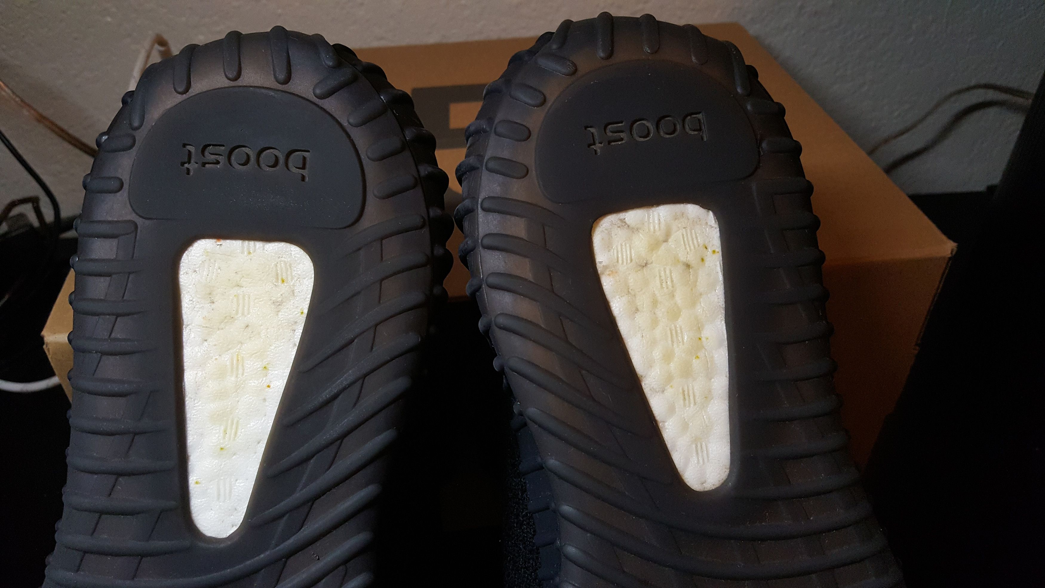 Adidas × Kanye West Yeezy Boost 350 V2 Size US 9.5 / EU 42-43 - 2 Thumbnail