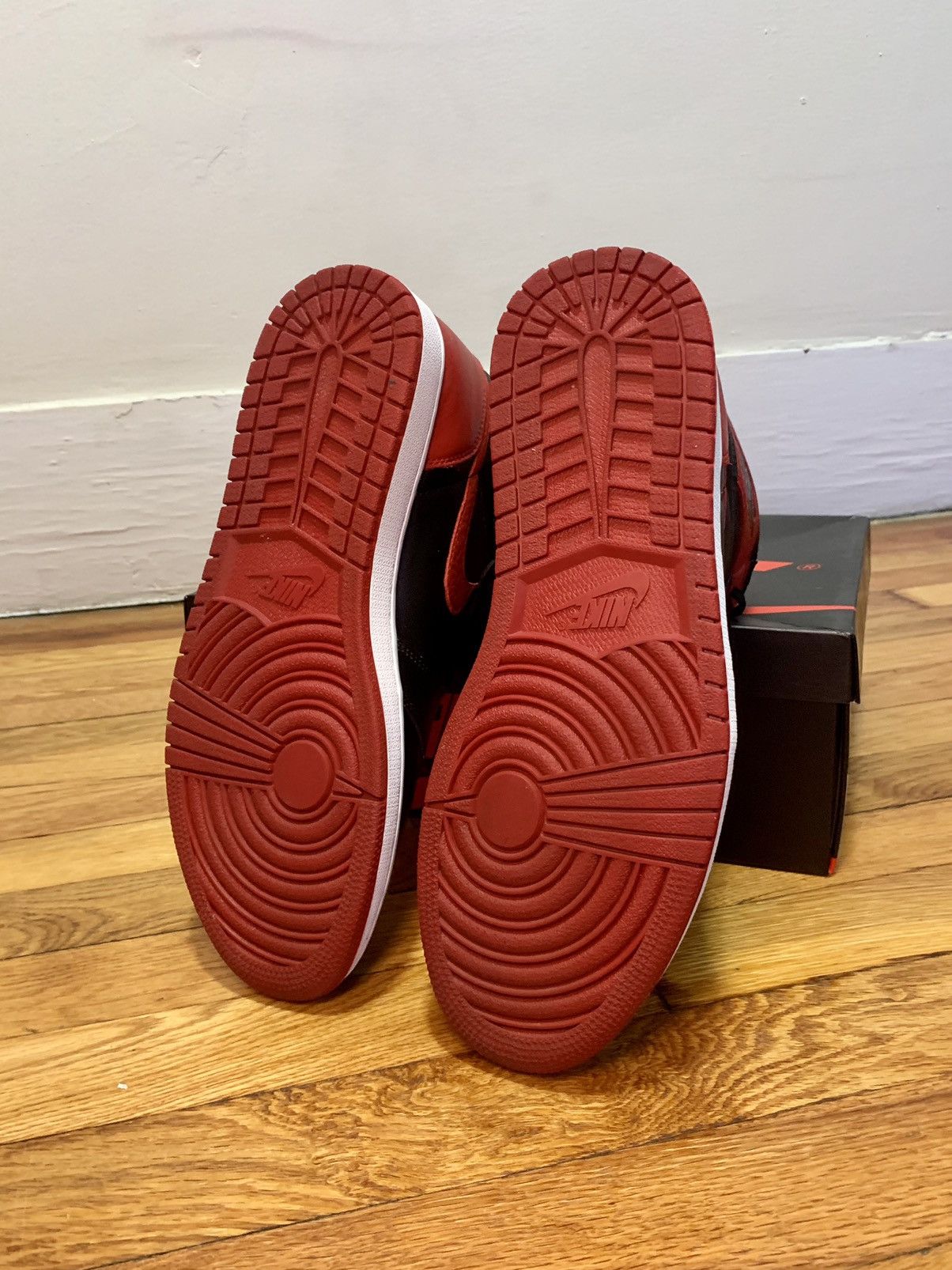 Jordan Brand Air Jordan 1 Retro Bred High OG Banned 2016 Size US 10.5 / EU 43-44 - 4 Thumbnail