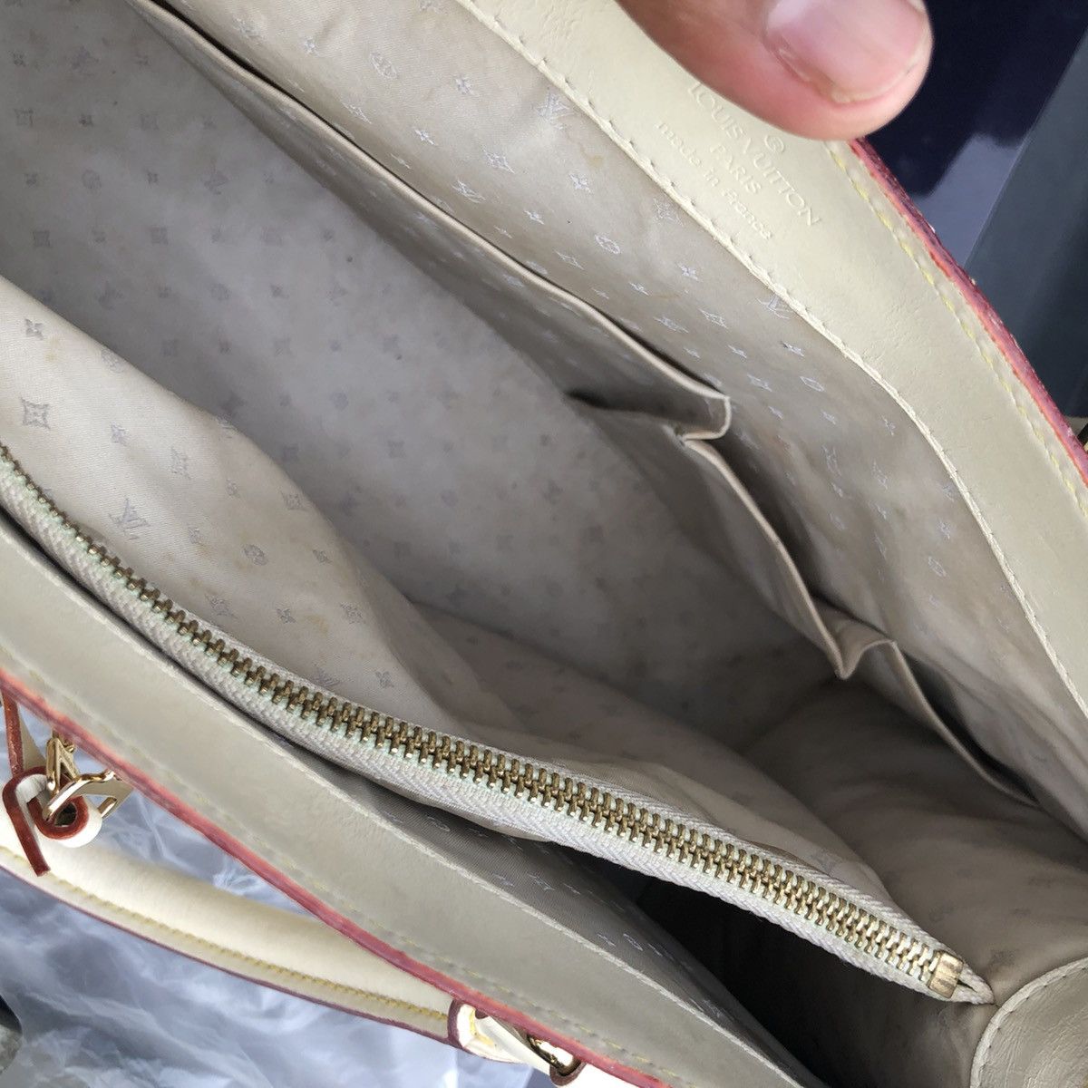 Louis Vuitton 🔥 Authentic 🔥 LOUIS VUITTON White Suhali Leather Size ONE SIZE - 10 Thumbnail