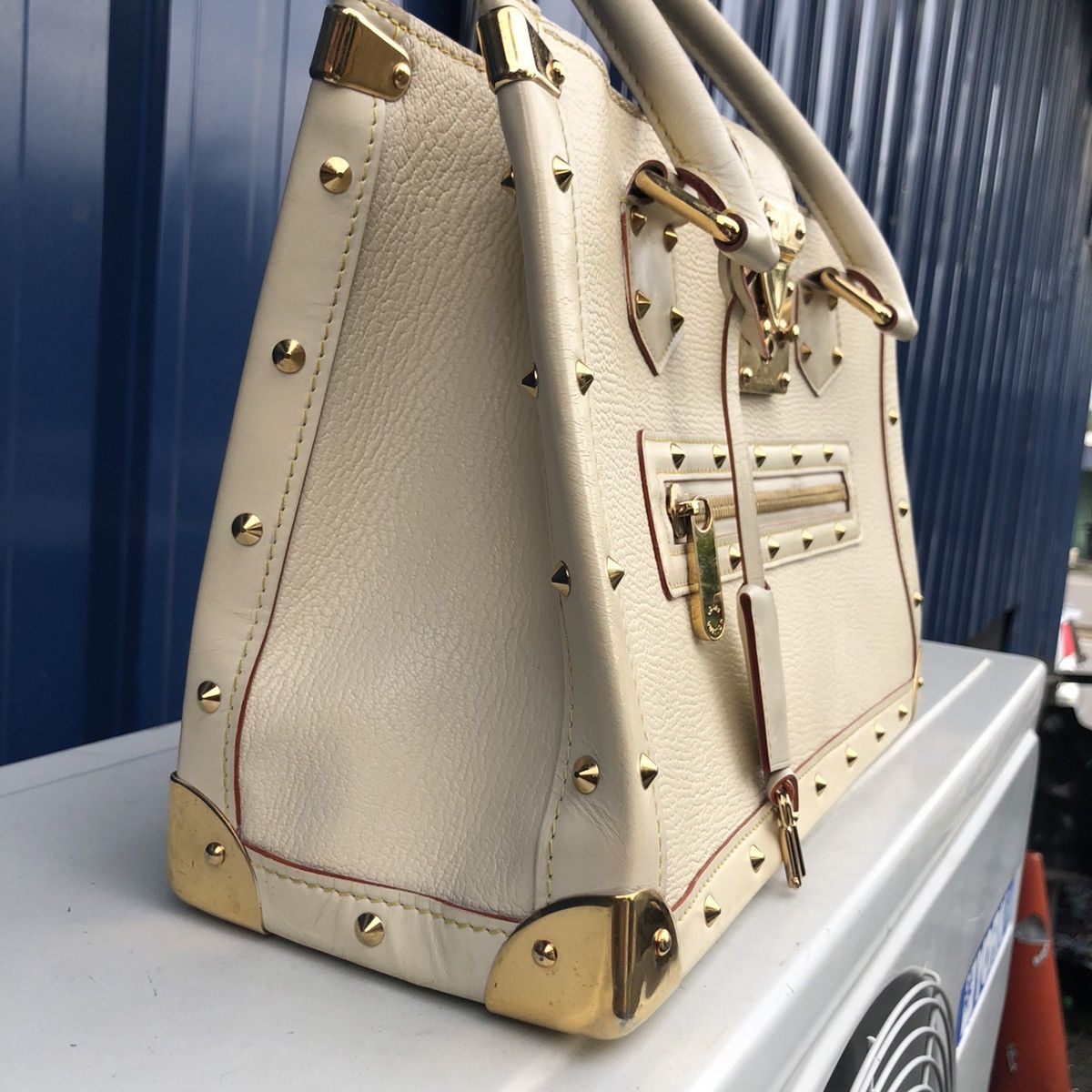 Louis Vuitton 🔥 Authentic 🔥 LOUIS VUITTON White Suhali Leather Size ONE SIZE - 6 Thumbnail