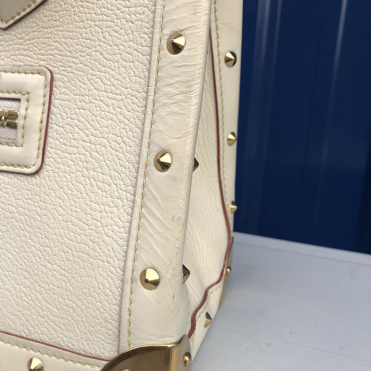 Louis Vuitton 🔥 Authentic 🔥 LOUIS VUITTON White Suhali Leather Size ONE SIZE - 8 Thumbnail