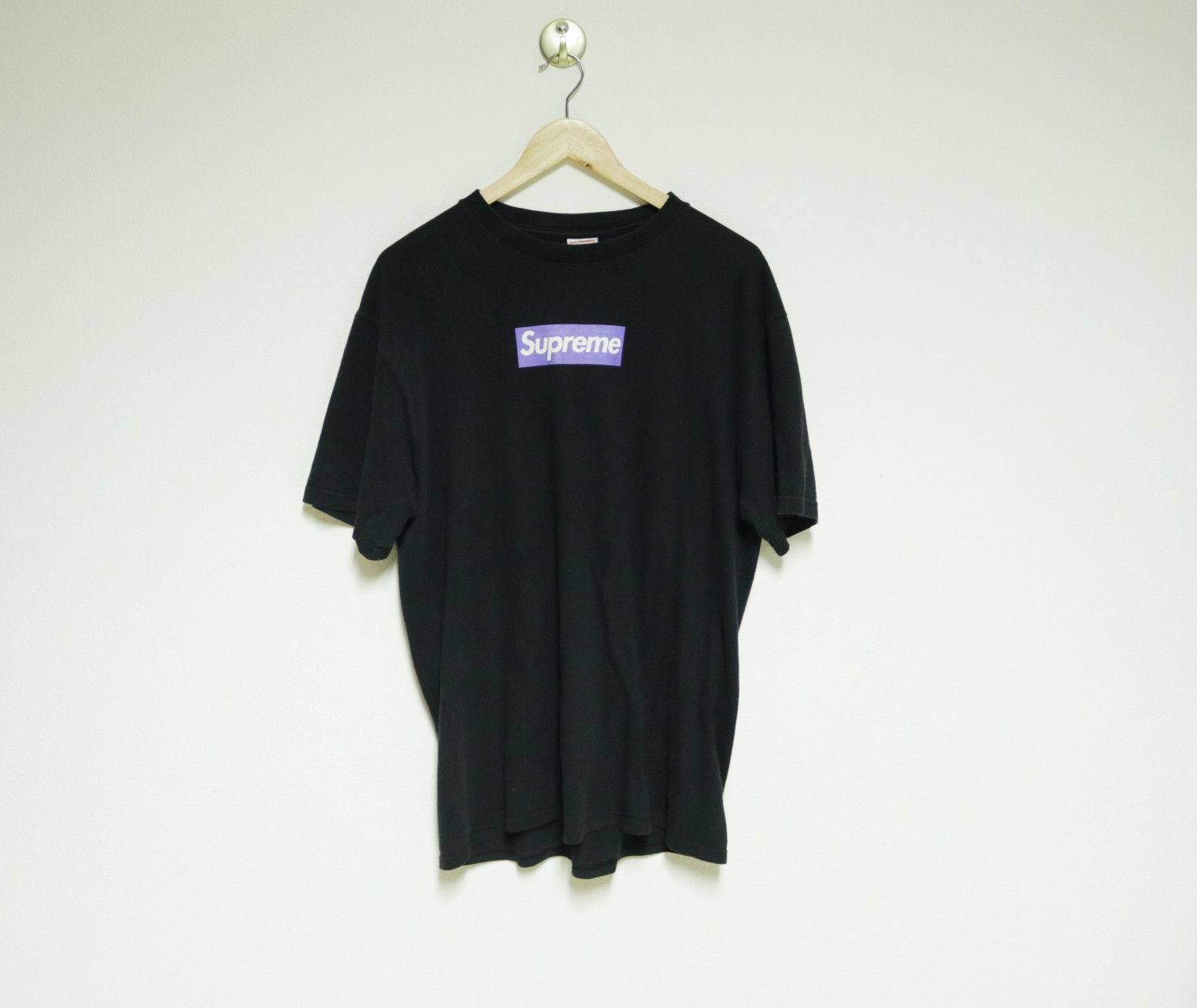 Supreme purple on black box clearance logo tee