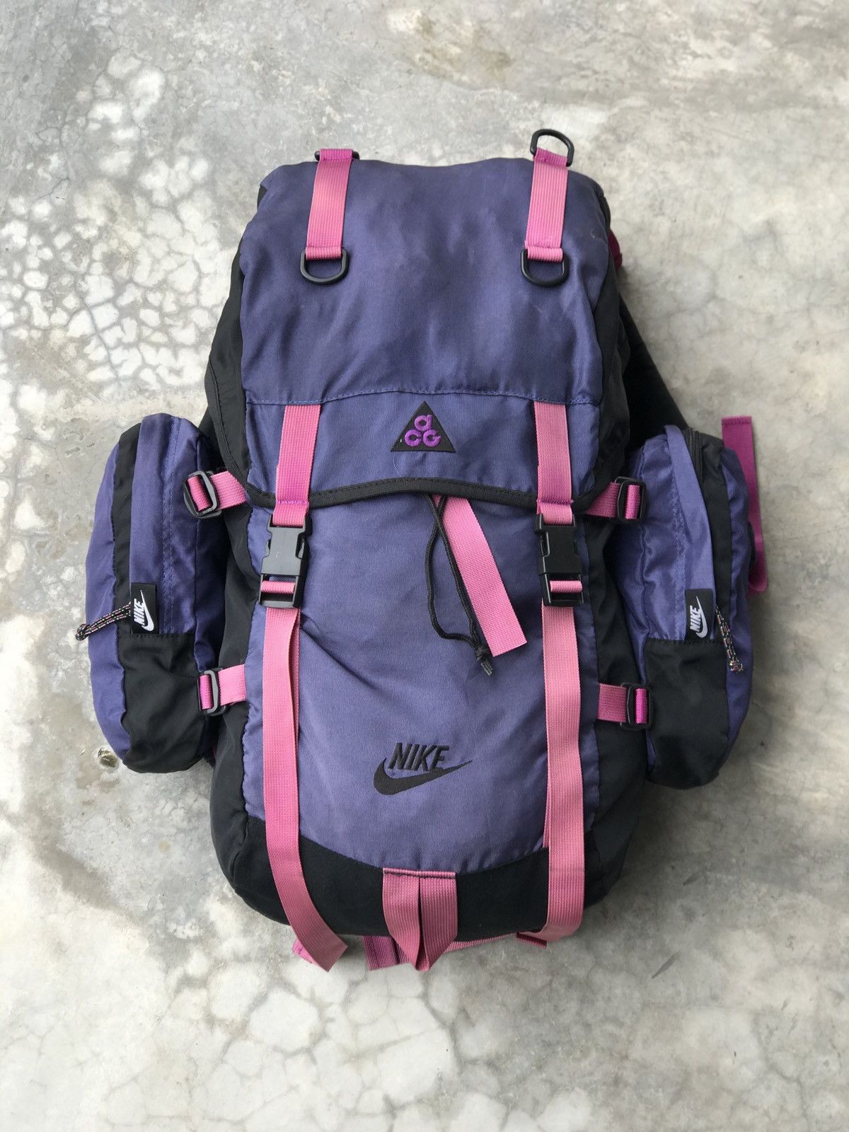 nike acg purple backpack Aysén Day Pack (32L) Durable yet flexible Dyneema material runs through the roll top of the bag so it stays in 1 piece Nike × Nike ACG VINTAGE