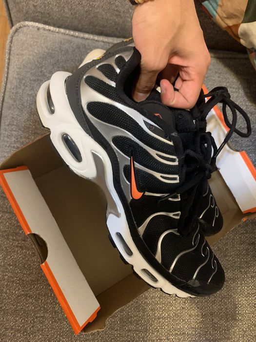 Air max plus black dark grey hyper crimson hot sale