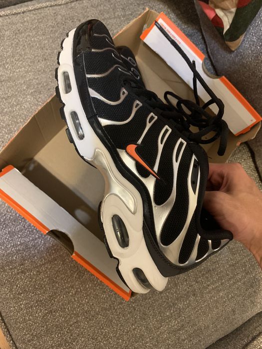 Nike air max plus black dark grey hotsell hyper crimson