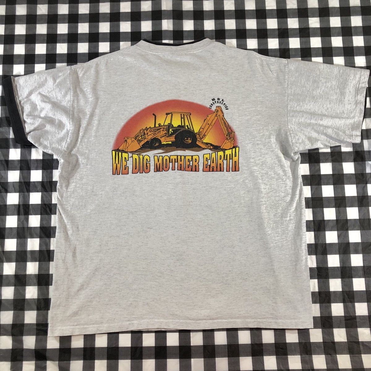 Vintage We Dig Mother Earth Caterpillar Case Construction Vintage T Size US XL / EU 56 / 4 - 1 Thumbnail