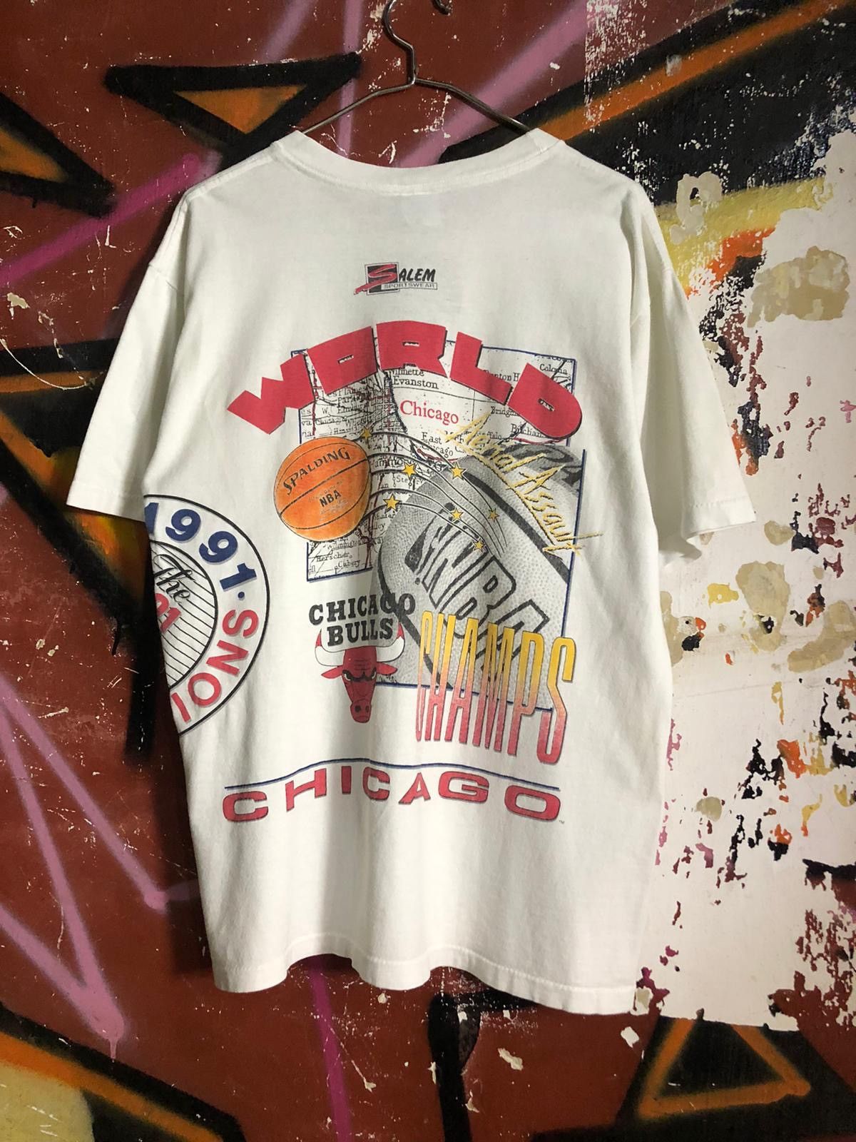 Vintage CHICAGO BULLS 1991 “WORLD CHAMPIONS” VINTAGE T SHIRT STITCH Size US L / EU 52-54 / 3 - 8 Thumbnail