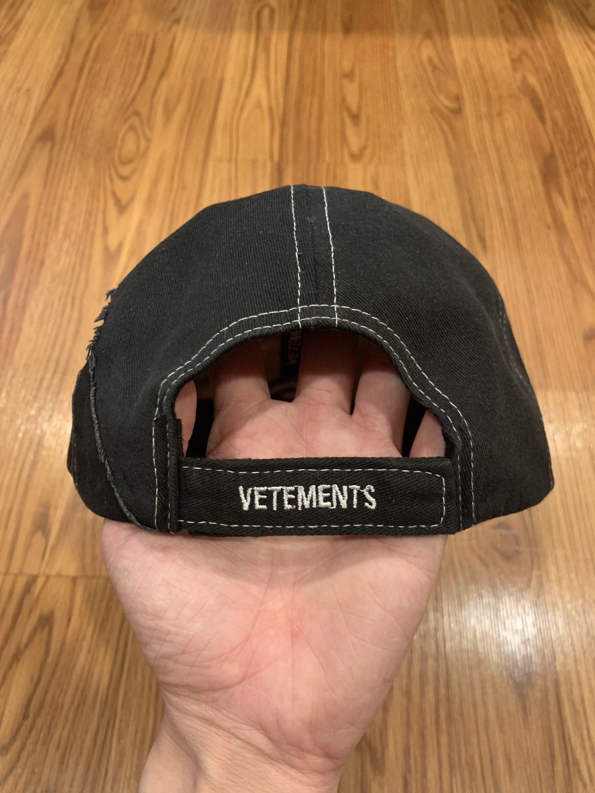 Umbro × VETEMENTS キャンバスキャップ Vetements & Umbro Red and Grey Baseball Cap | Hypebae