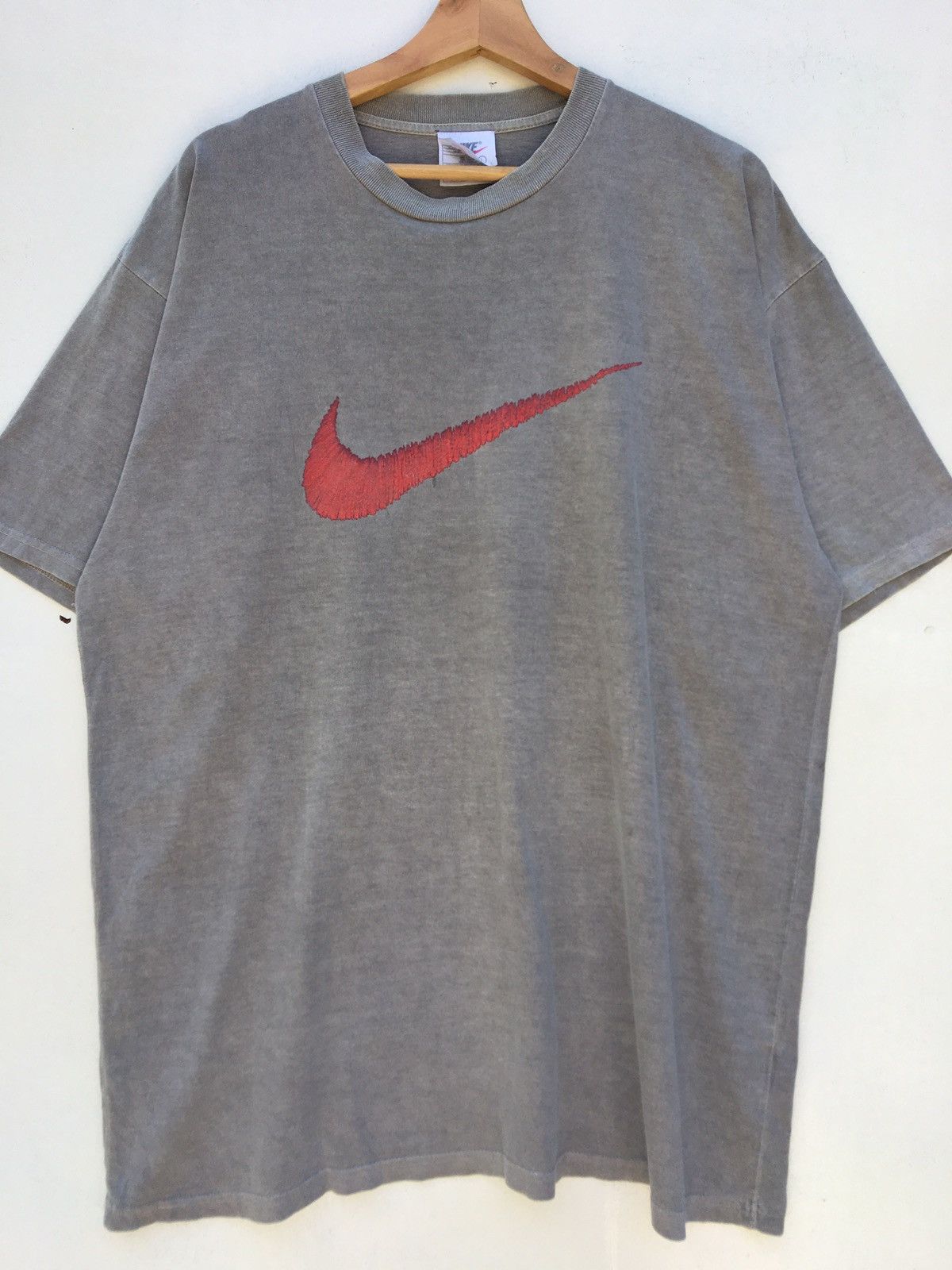 Nike Vintage 90s Nike Center Swoosh Big Logo T-shirt Size US L / EU 52-54 / 3 - 4 Thumbnail