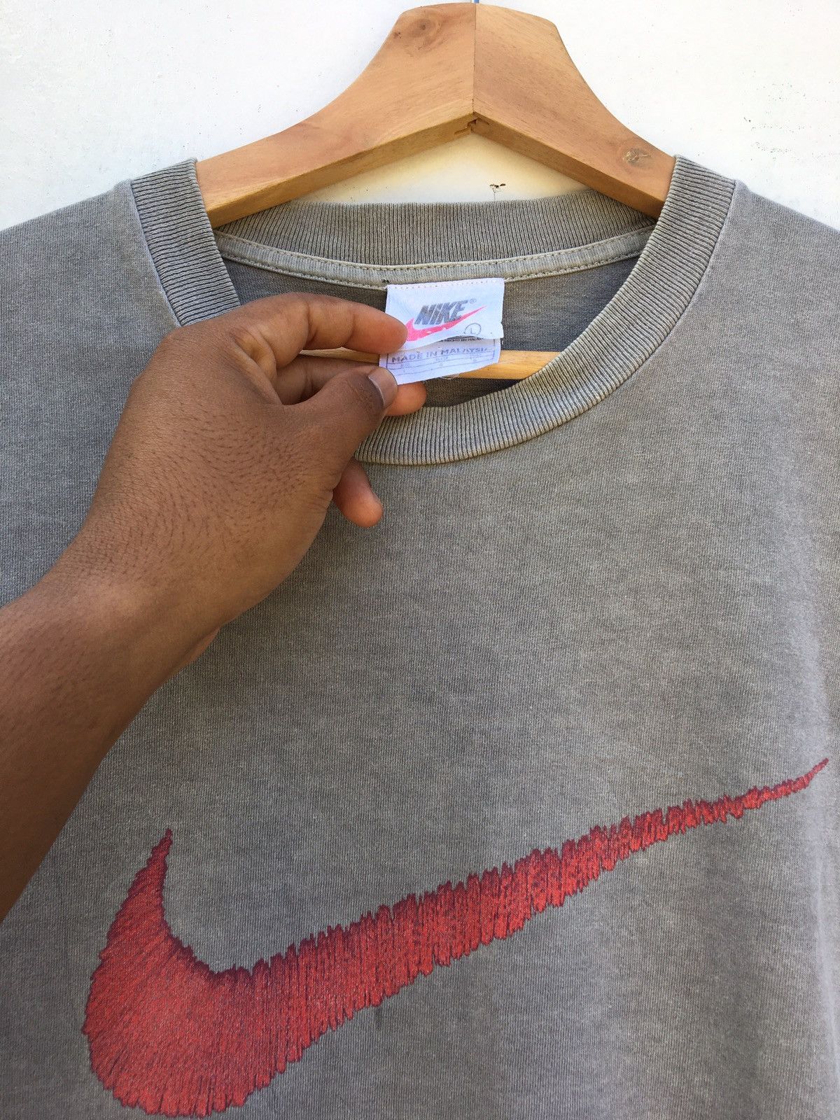 Nike Vintage 90s Nike Center Swoosh Big Logo T-shirt Size US L / EU 52-54 / 3 - 7 Thumbnail