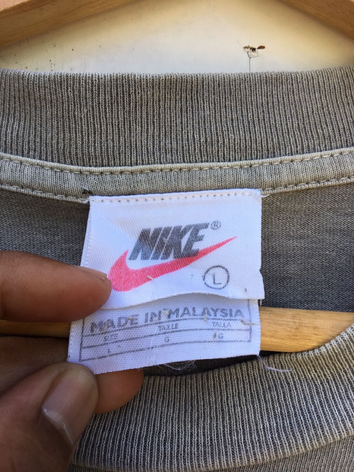 Nike Vintage 90s Nike Center Swoosh Big Logo T-shirt Size US L / EU 52-54 / 3 - 8 Thumbnail