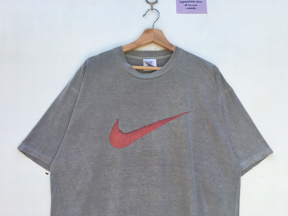 Nike Vintage 90s Nike Center Swoosh Big Logo T-shirt Size US L / EU 52-54 / 3 - 5 Thumbnail