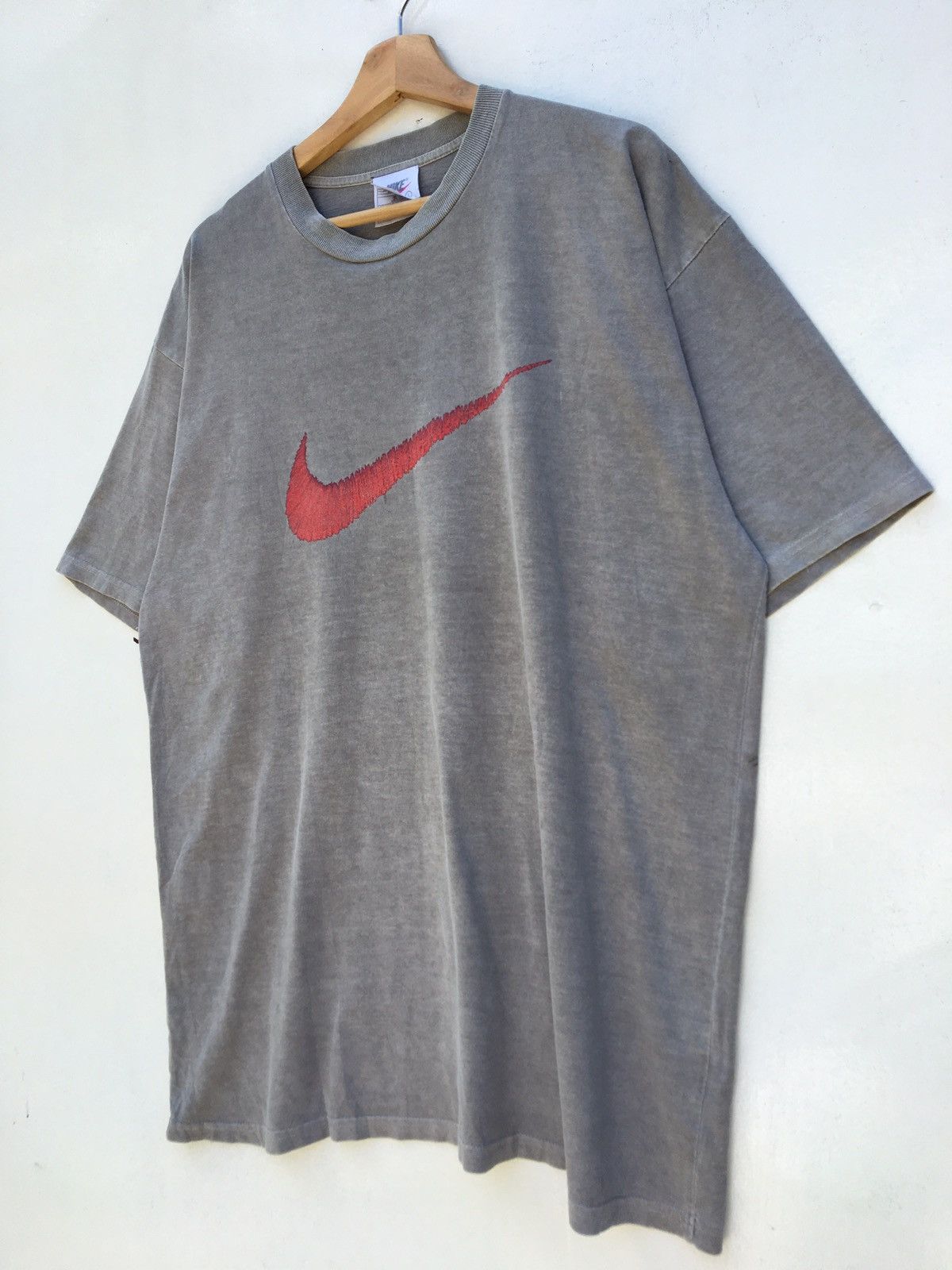 Nike Vintage 90s Nike Center Swoosh Big Logo T-shirt Size US L / EU 52-54 / 3 - 3 Thumbnail