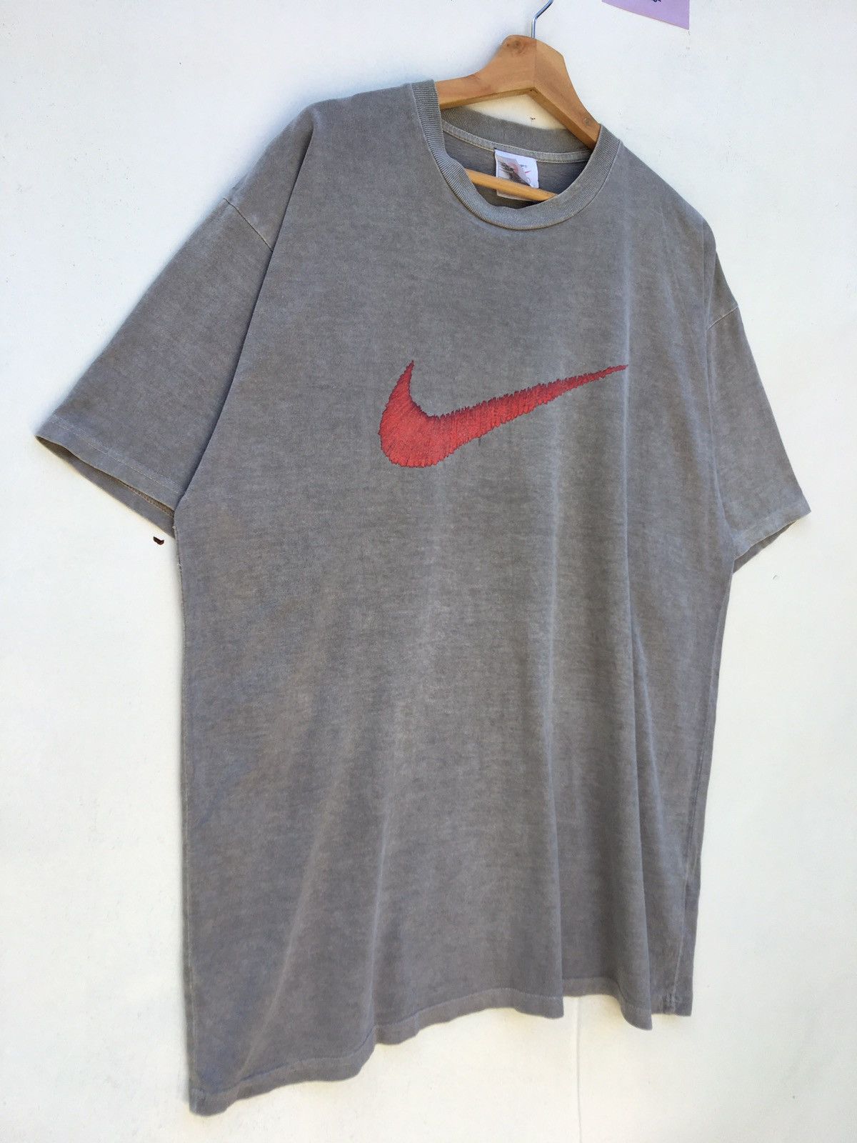 Nike Vintage 90s Nike Center Swoosh Big Logo T-shirt Size US L / EU 52-54 / 3 - 2 Thumbnail