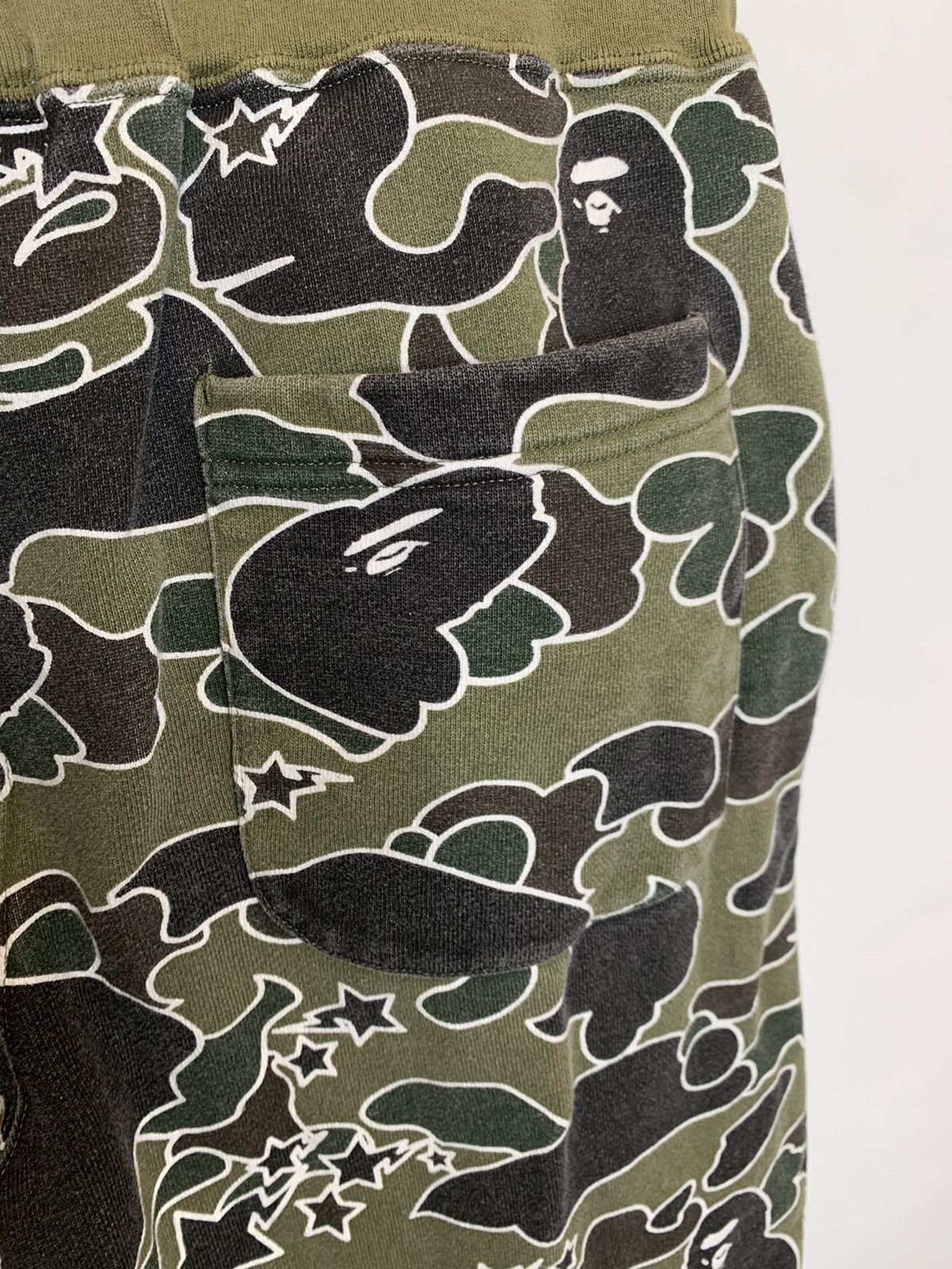 Bape BAPE Camo Shark Sweatpants MEDIUM Size US 32 / EU 48 - 3 Thumbnail