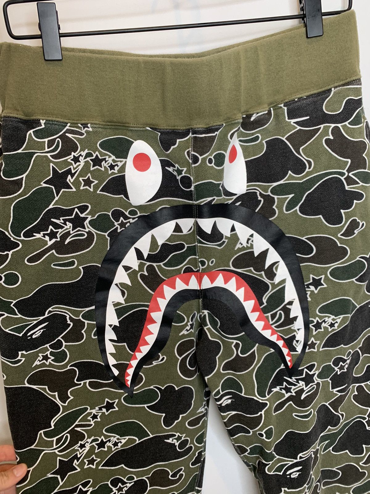 Bape BAPE Camo Shark Sweatpants MEDIUM Size US 32 / EU 48 - 4 Thumbnail