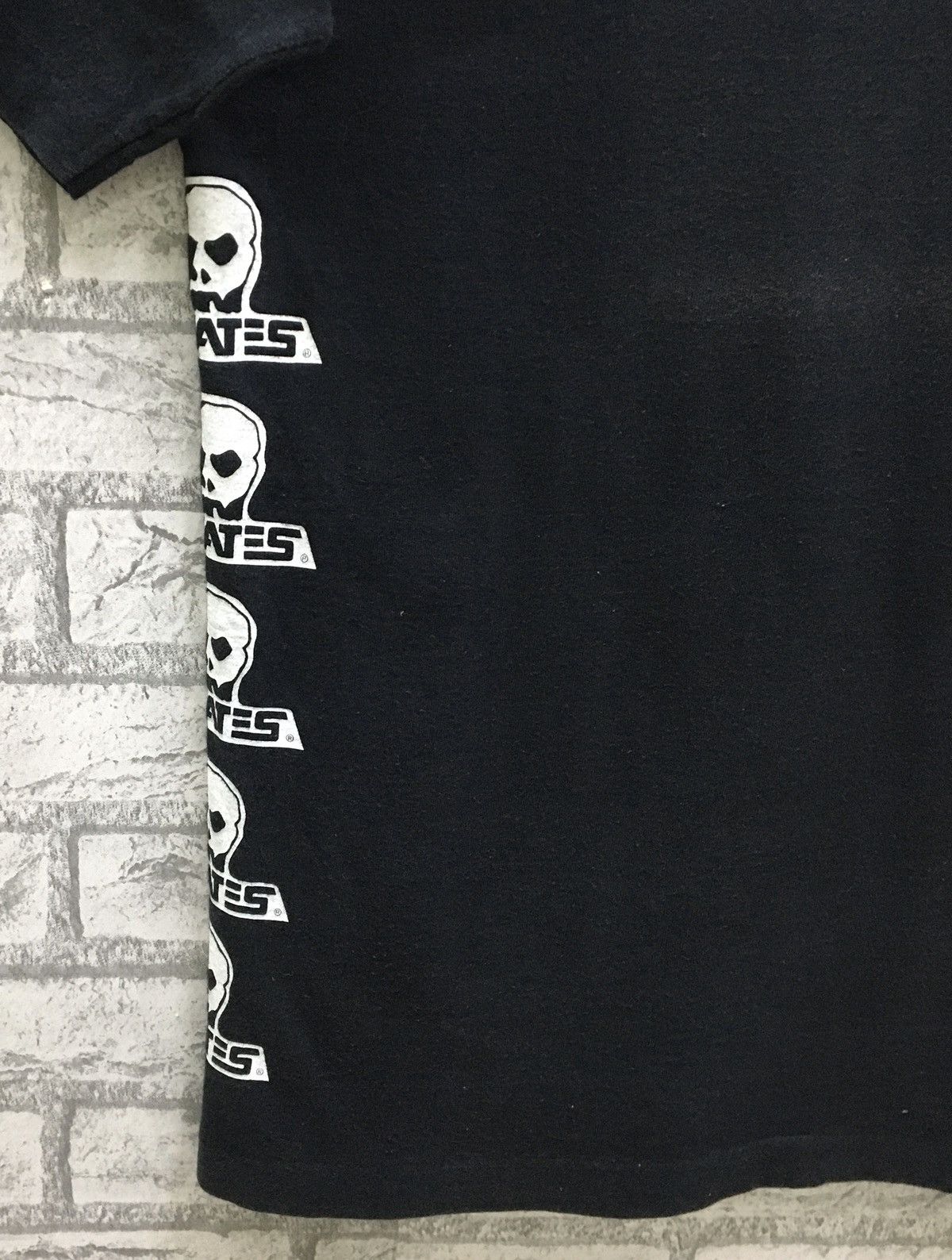 Vintage Vintage 90s Skates Skull Skateboards Tshirt Size US L / EU 52-54 / 3 - 8 Thumbnail