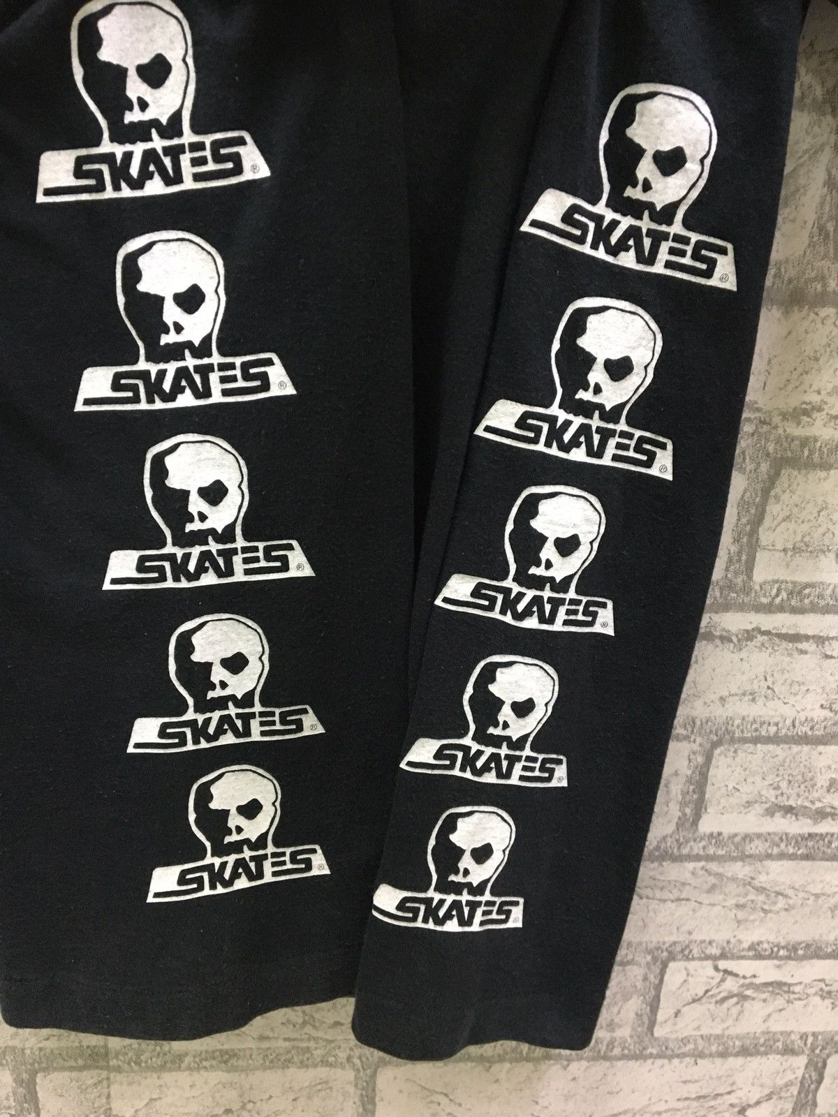 Vintage Vintage 90s Skates Skull Skateboards Tshirt Size US L / EU 52-54 / 3 - 3 Thumbnail