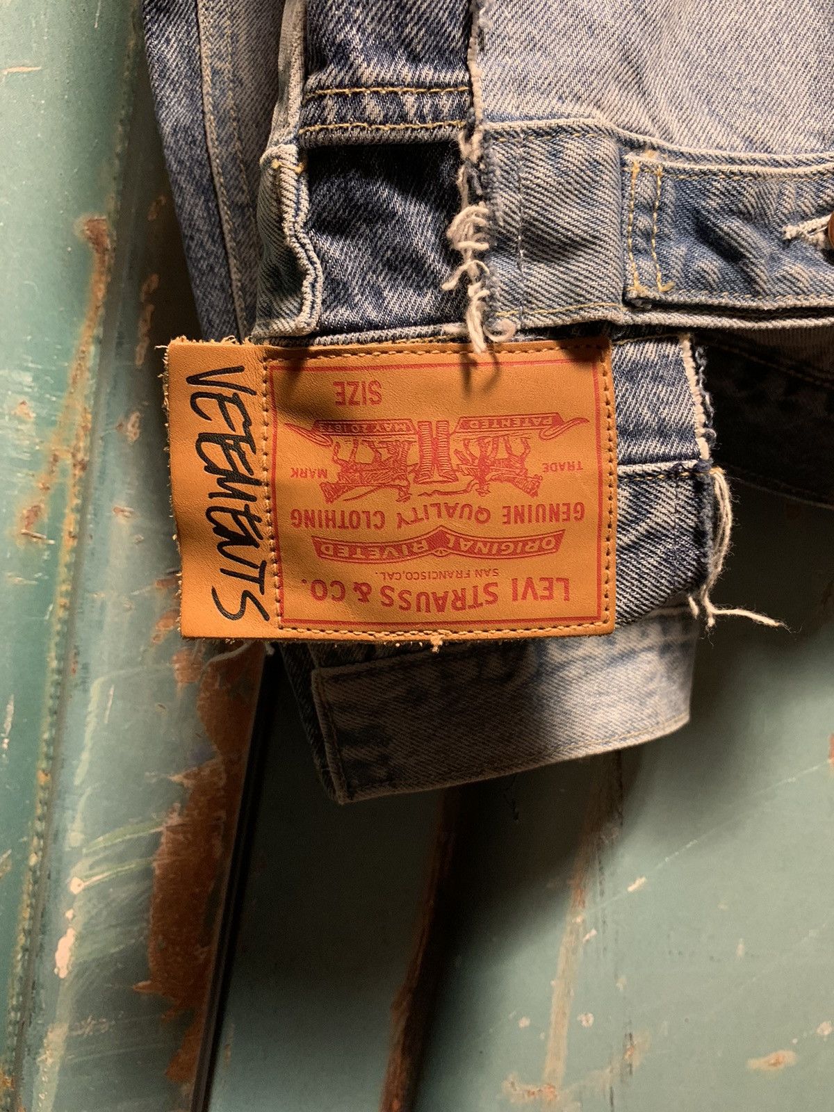 Levi's × Vetements Vetements x Levi’s Tribal-print Oversized Denim Jacket Size US XS / EU 42 / 0 - 7 Thumbnail