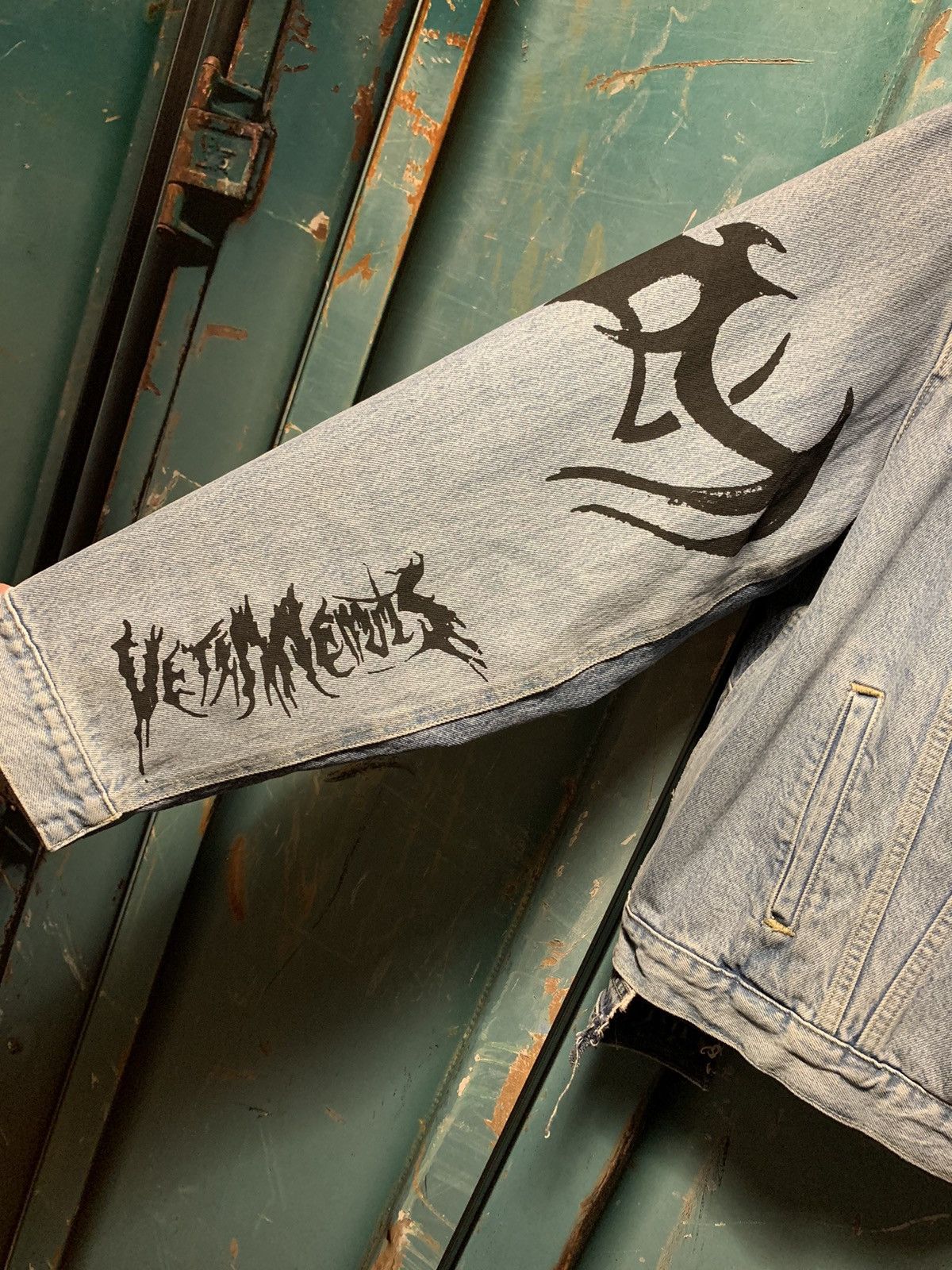 Levi's × Vetements Vetements x Levi’s Tribal-print Oversized Denim Jacket Size US XS / EU 42 / 0 - 4 Thumbnail