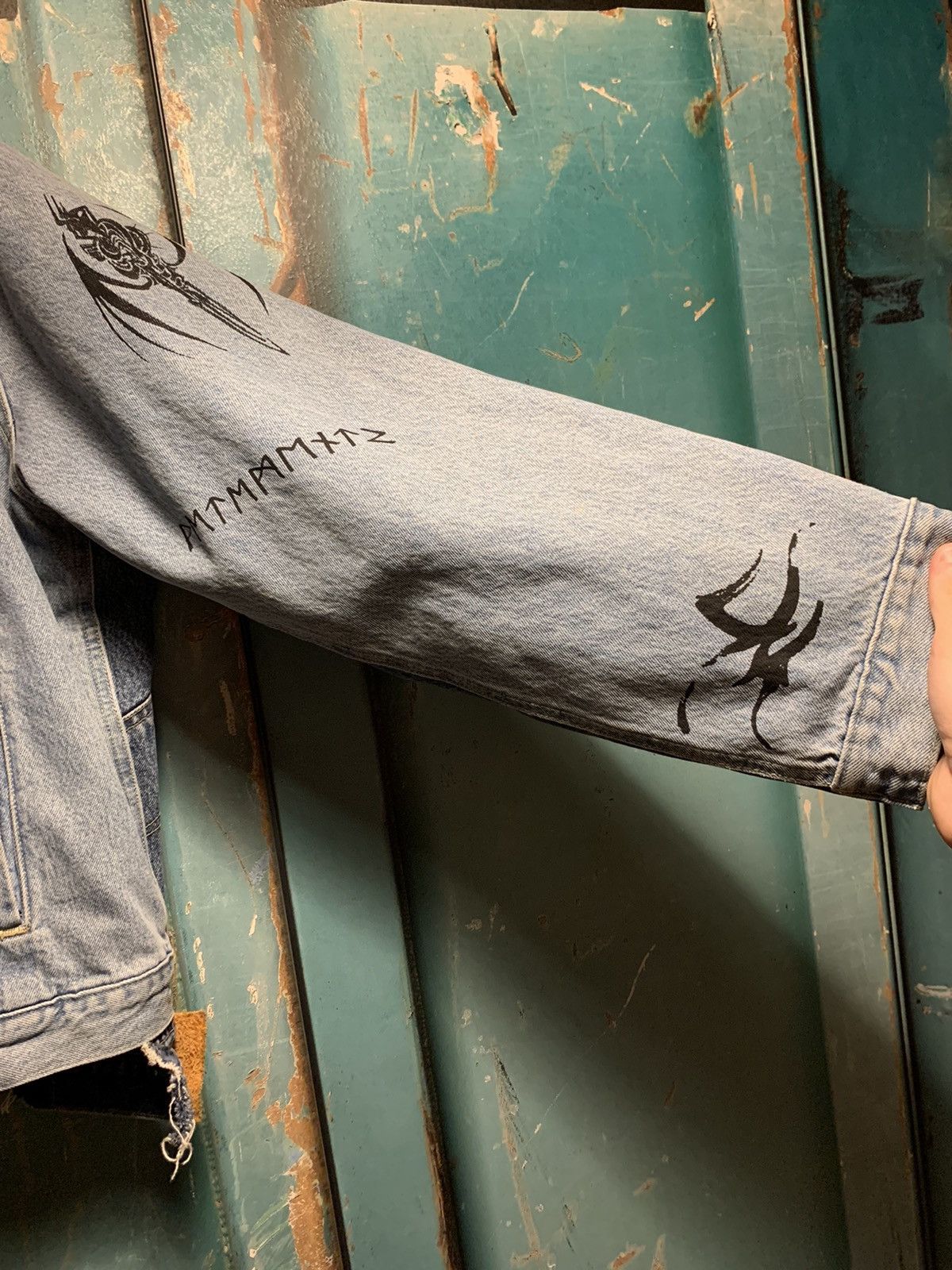 Levi's × Vetements Vetements x Levi’s Tribal-print Oversized Denim Jacket Size US XS / EU 42 / 0 - 5 Thumbnail