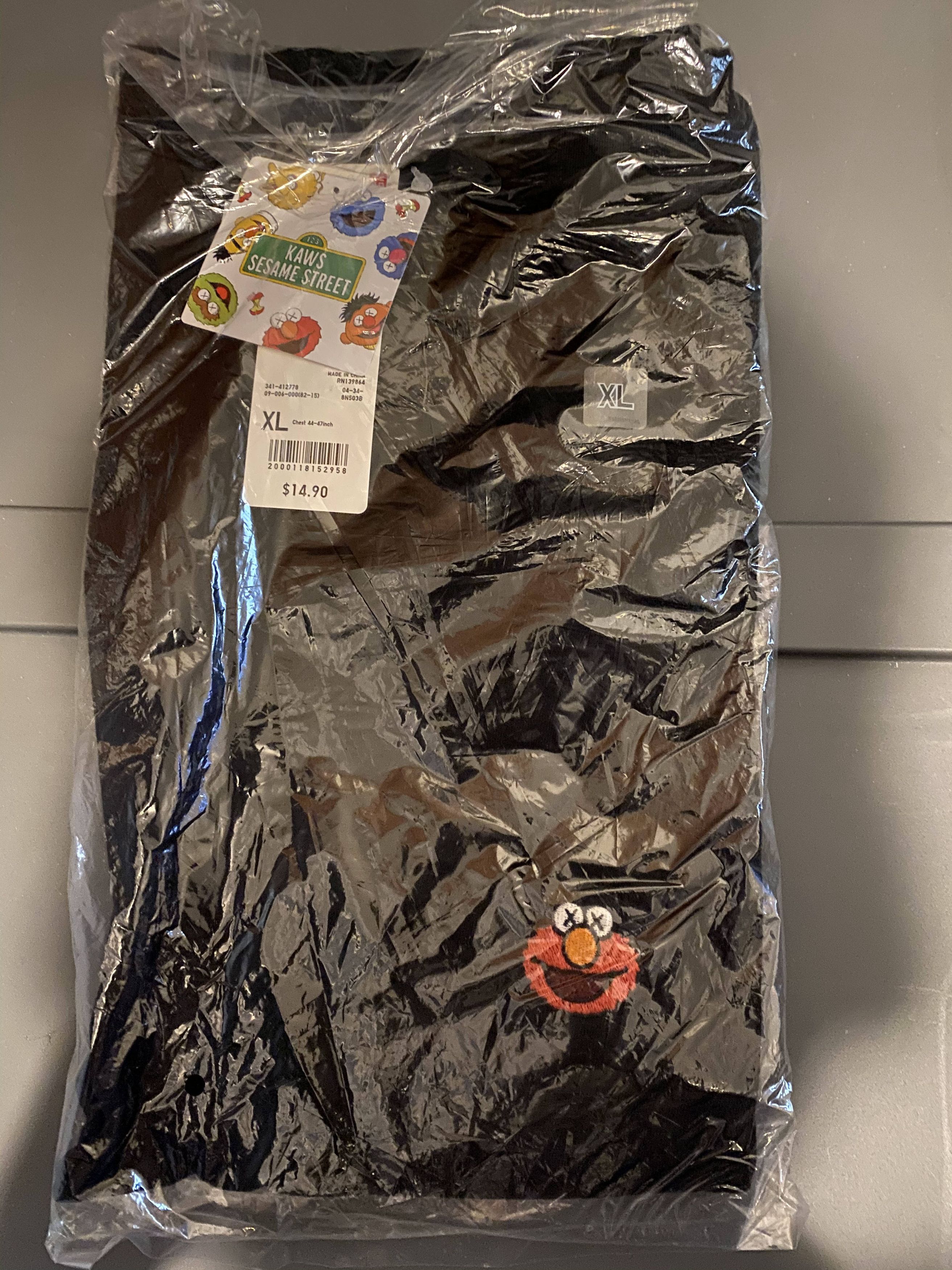 Kaws × Uniqlo Sesame Street Elmo Pocket Tee Black Size XL Size US XL / EU 56 / 4 - 1 Thumbnail