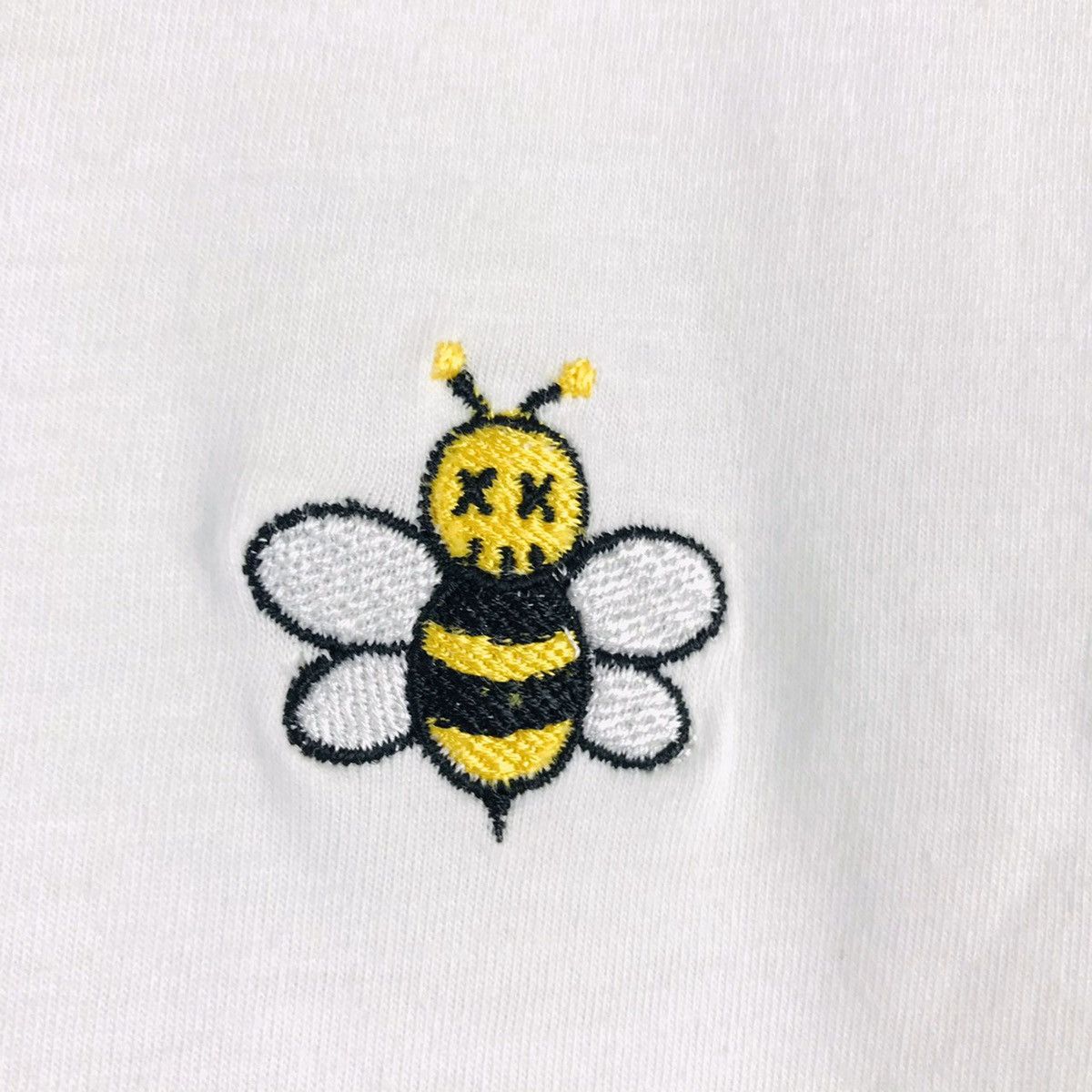 Dior × Kaws Dior x Kaws Bee Embroidered Tee Size US M / EU 48-50 / 2 - 4 Thumbnail