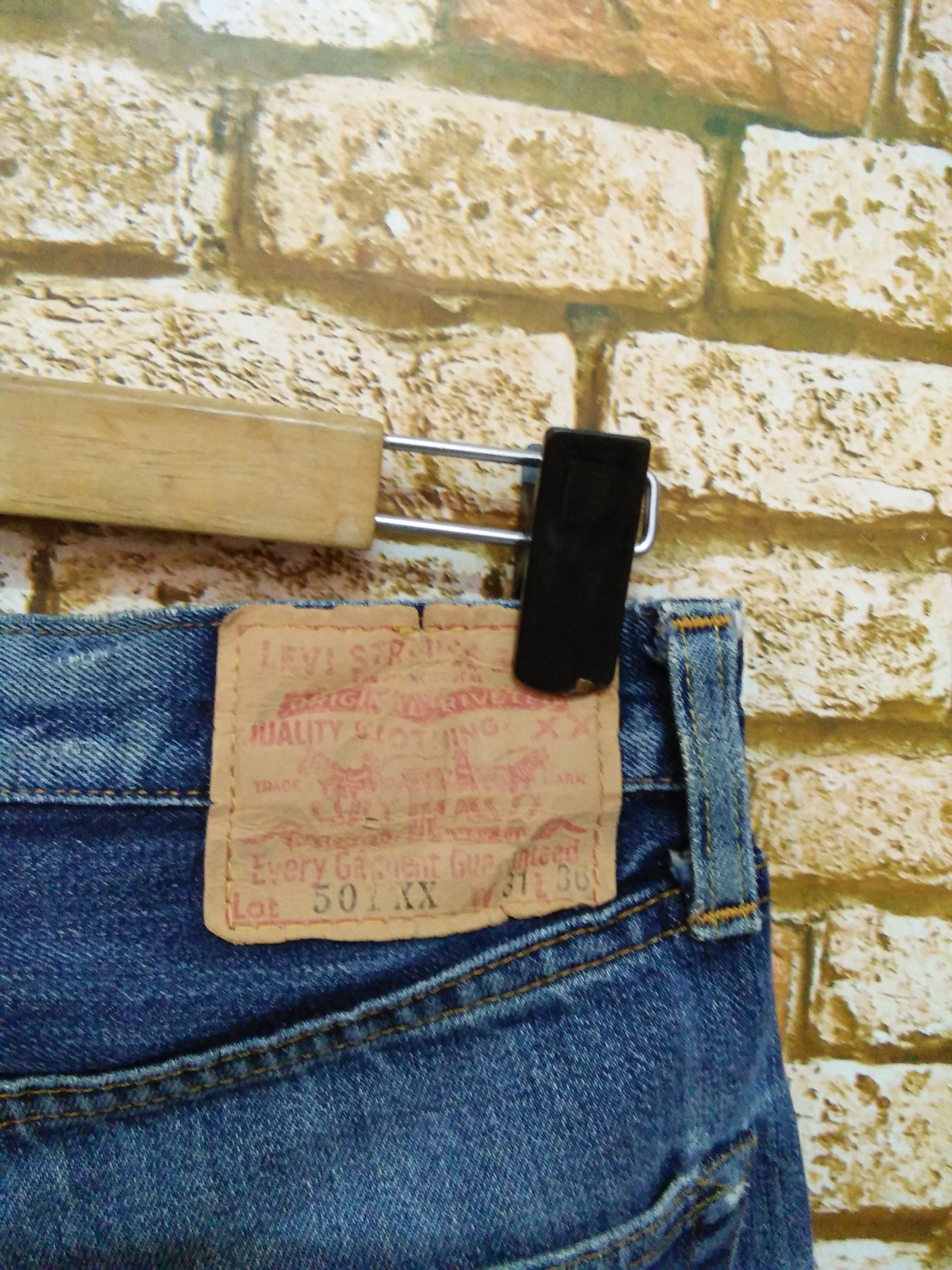Levi's 90s LEVIS 501XX BIG E DENIM SELVEDGE #555 DISTRESSED (A711) Size US 31 - 7 Thumbnail