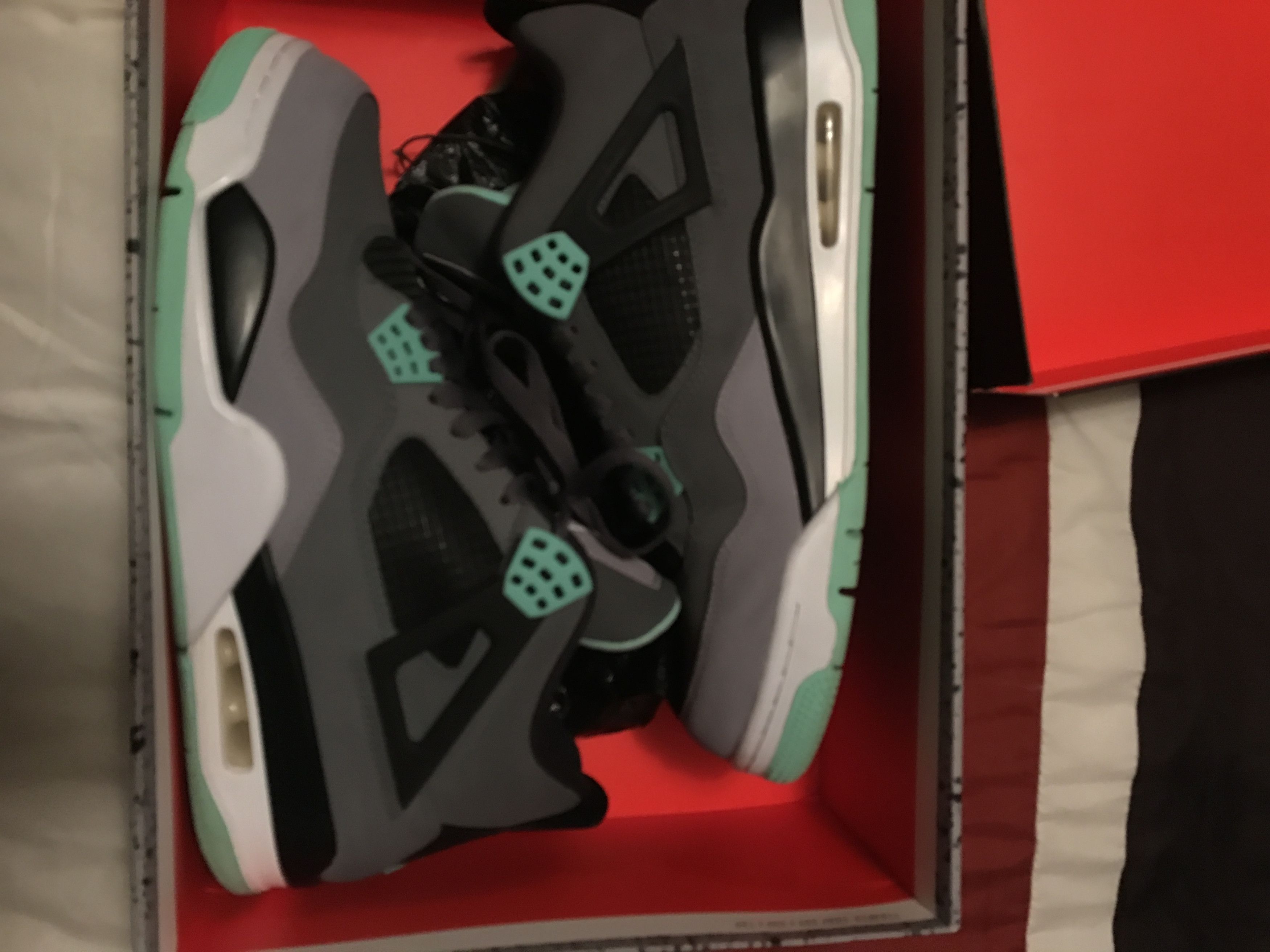 Jordan Retro 4 glow