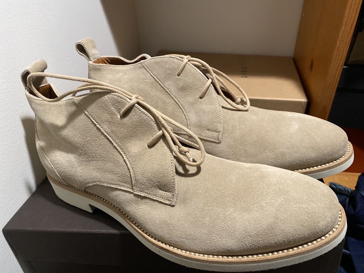 Doucal’s Velour Sabbia chukkas