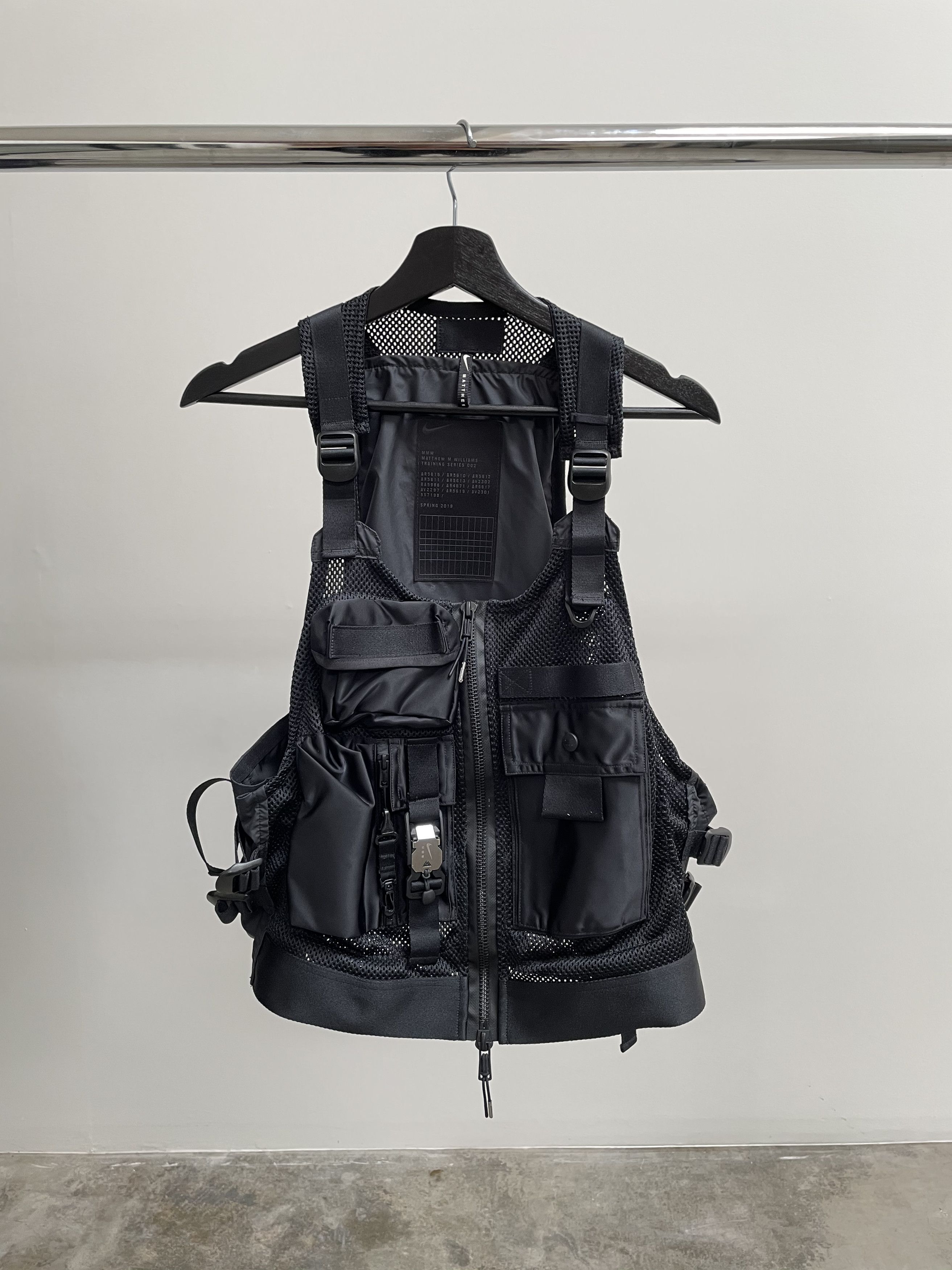 Nike mmw beryllium utility vest black hotsell