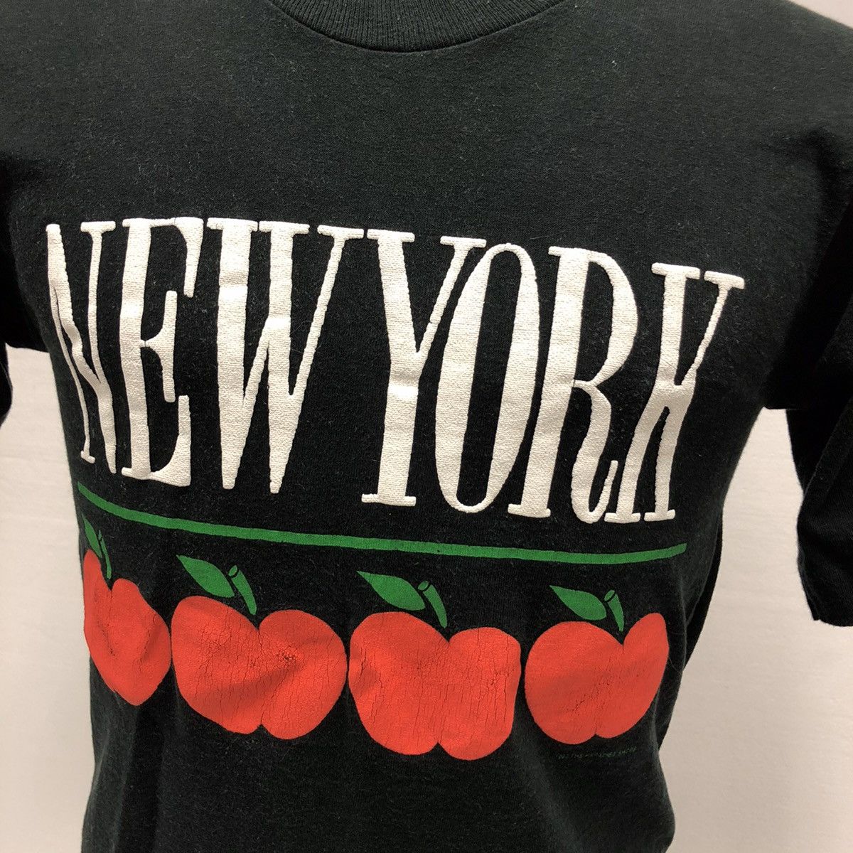 Fruit Of The Loom 90's New York The BIG APPLE Spellout Black 1990s T Shirt Size US S / EU 44-46 / 1 - 4 Thumbnail