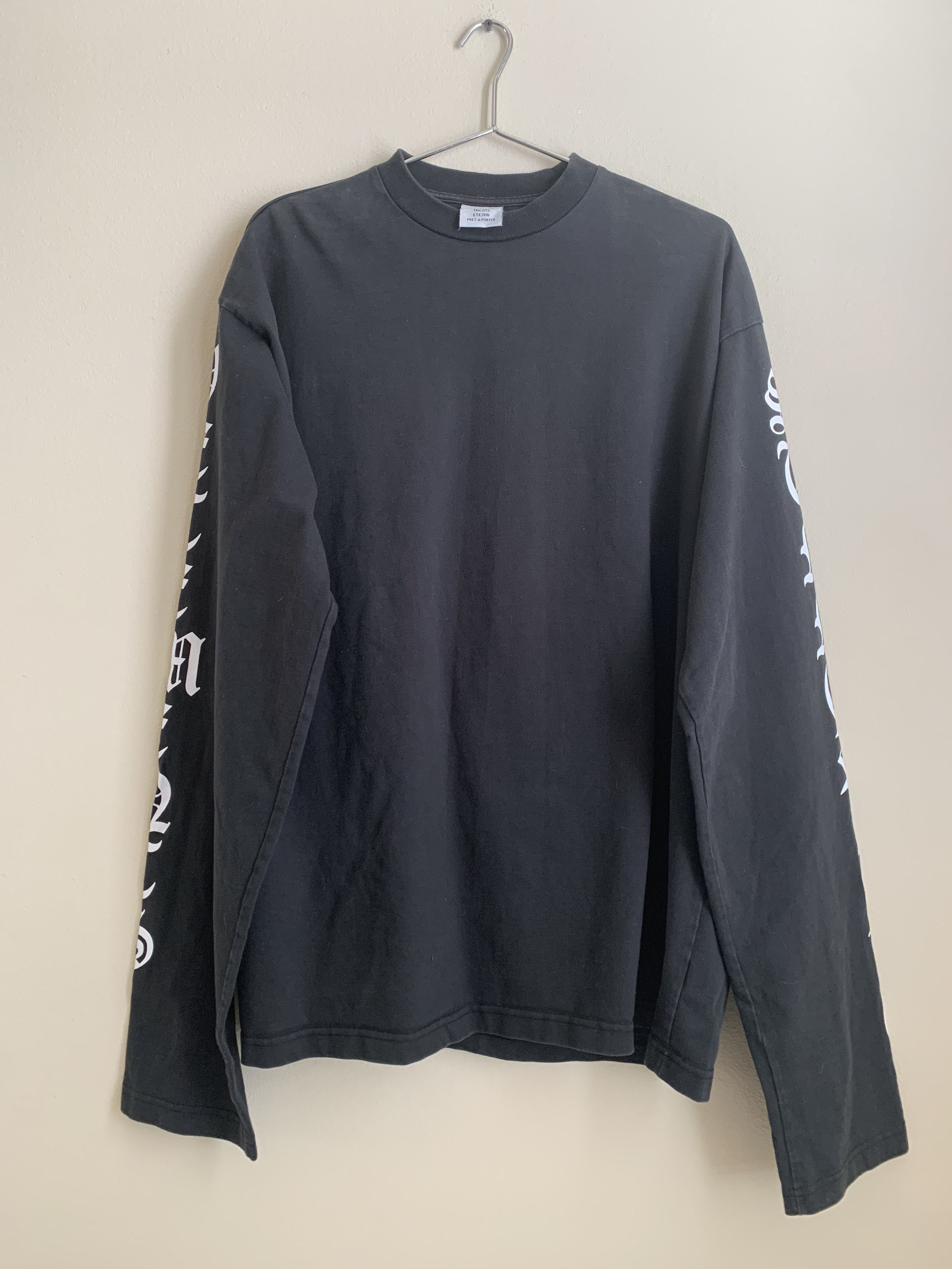 Vetements VETEMENTS Black Gothic Font Long Sleeve T-Shirt Vetements VETEMENTS Black Gothic Font Long Sleeve T-Shirt