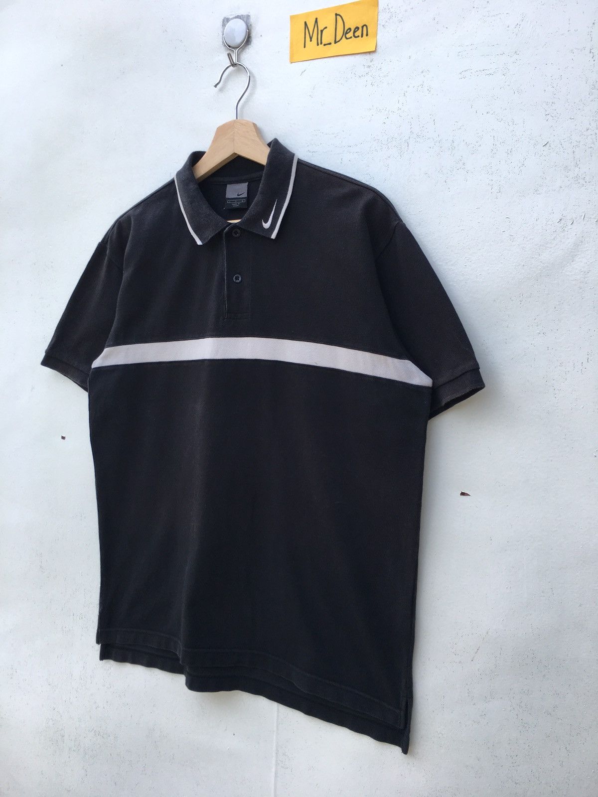 Nike Rare Nike Small Swoosh Embroidered Logo Polo Shirt Size US L / EU 52-54 / 3 - 3 Thumbnail